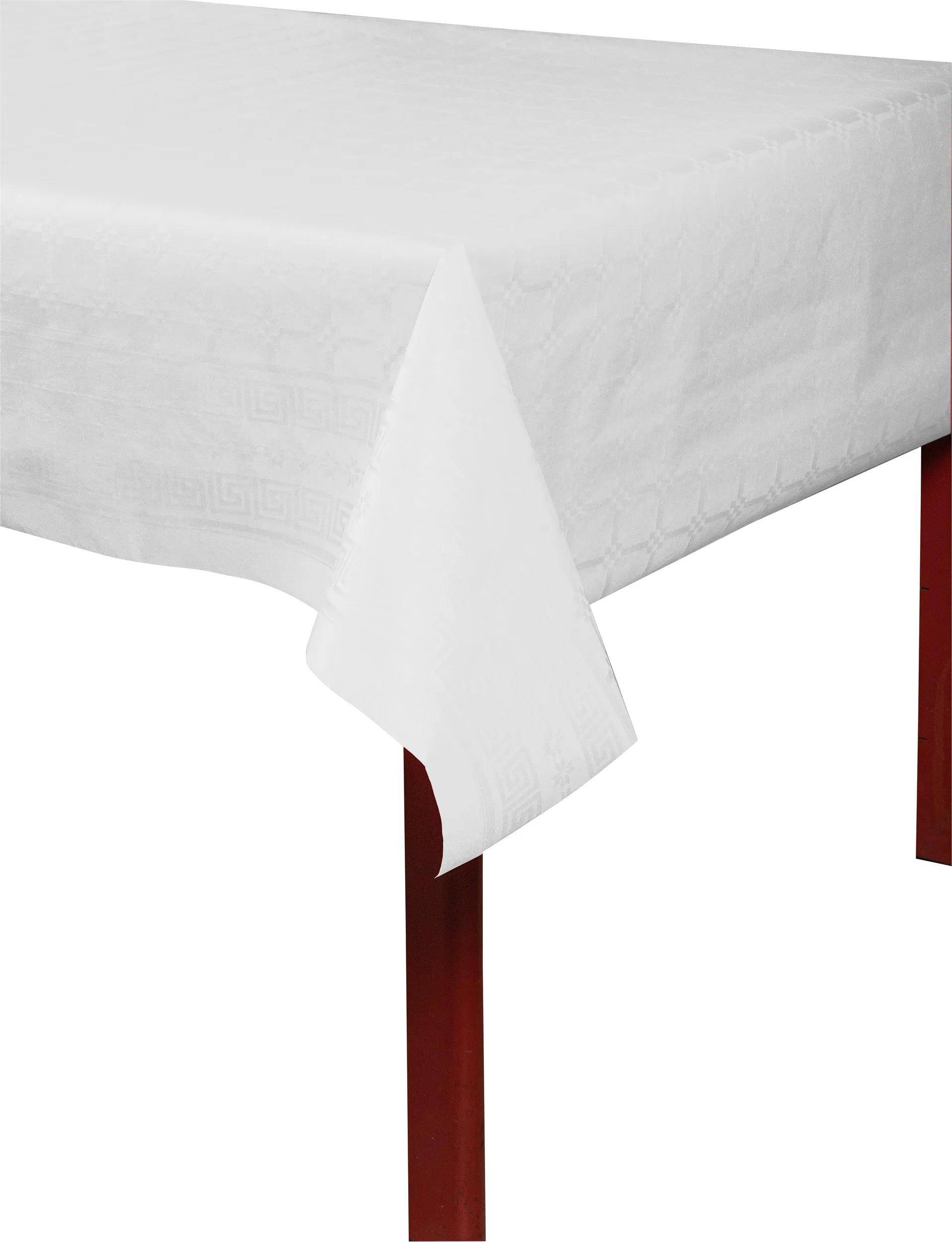 Ein weißes Tischtuch mit einem dezenten geometrischen Muster liegt über einem Holztisch.