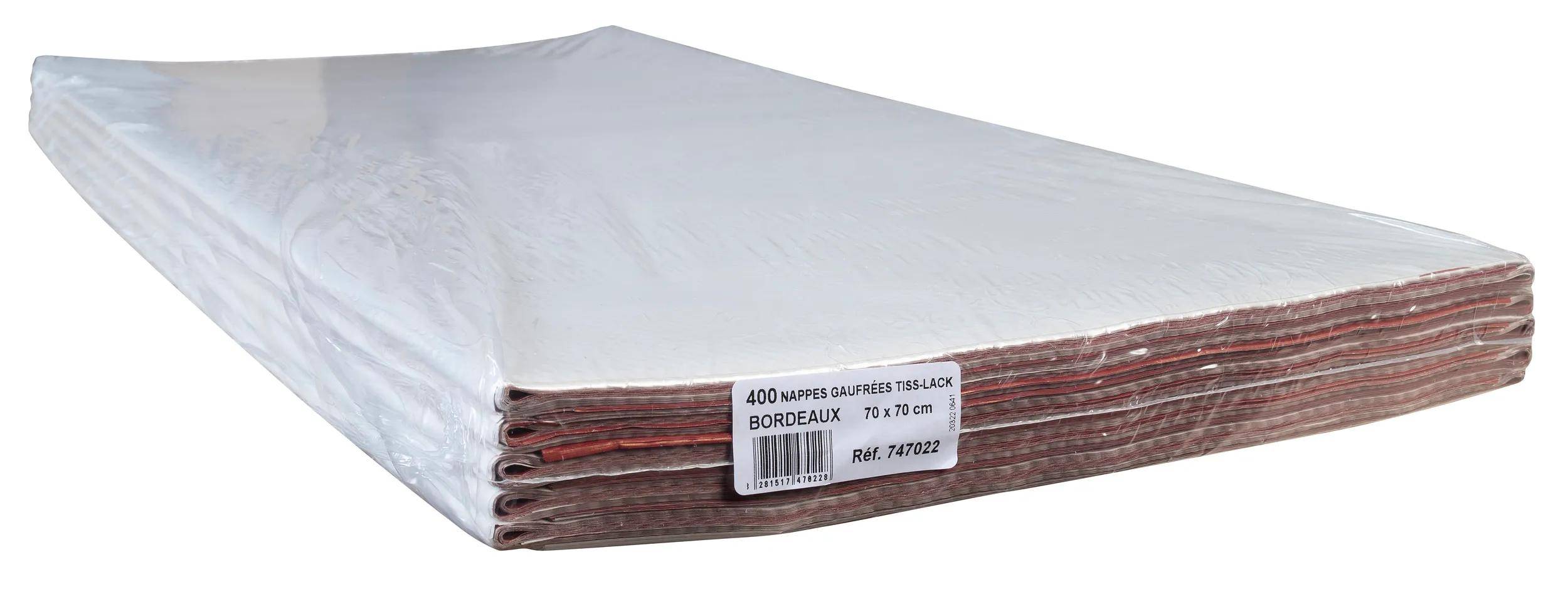 Ein Stapel gefalteter Tischdecken in Kunststoff verpackt, mit dem Etikett „400 Gaufrierte Tischdecken Tiss-Lack Bordeaux, 70 x 70 cm, Ref. 747022