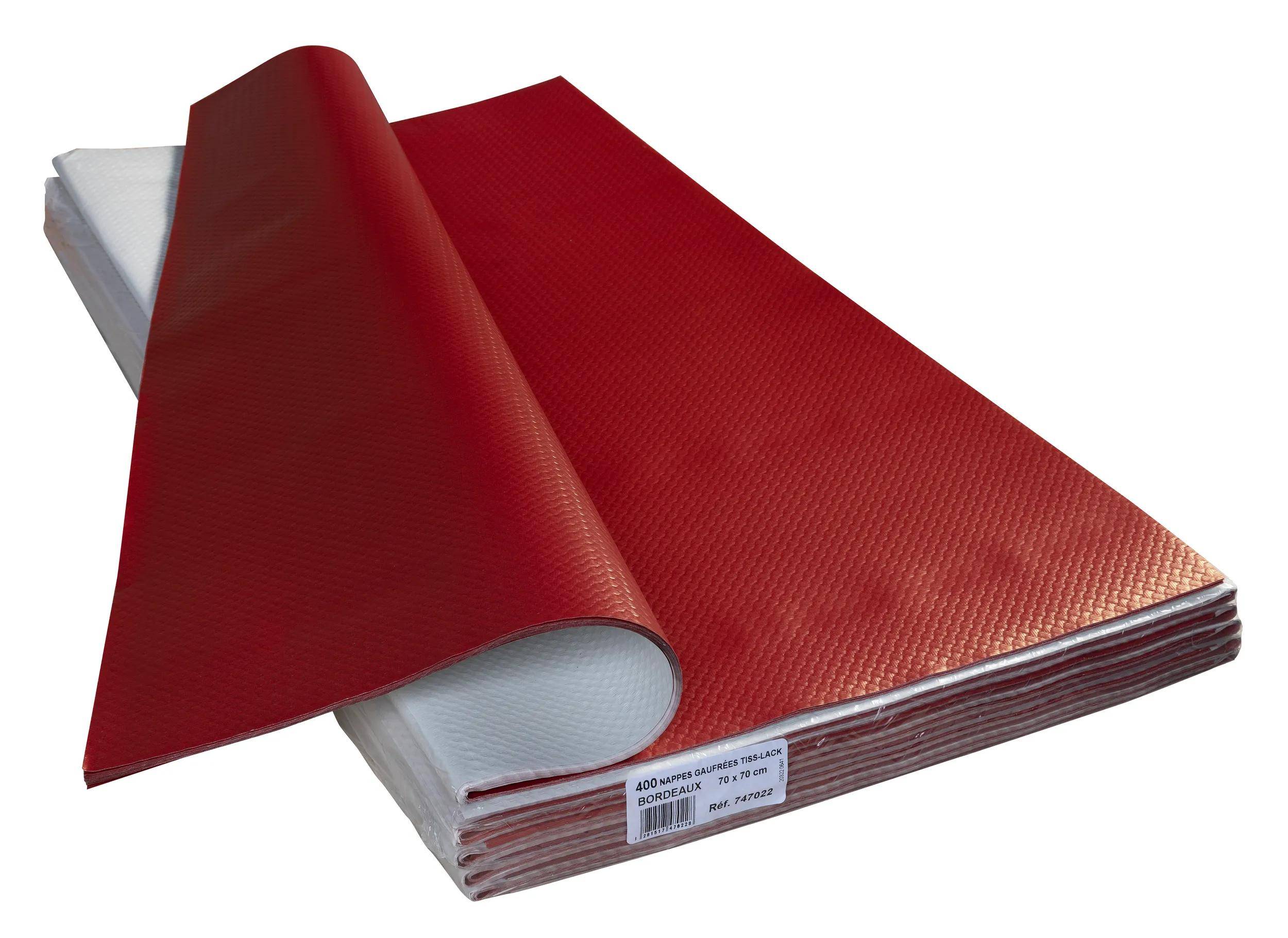 Rote Tischdecke mit strukturierter Oberfläche, oben aufgerollt, zeigt Produktetikett mit der Aufschrift „Nappe Damassée Trafalgar Bordeaux, 70 x 120 cm.