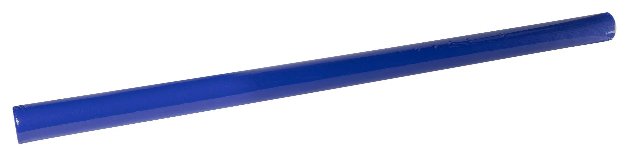 Ein langer, zylindrischer blauer Gegenstand liegt horizontal auf weißem Hintergrund.