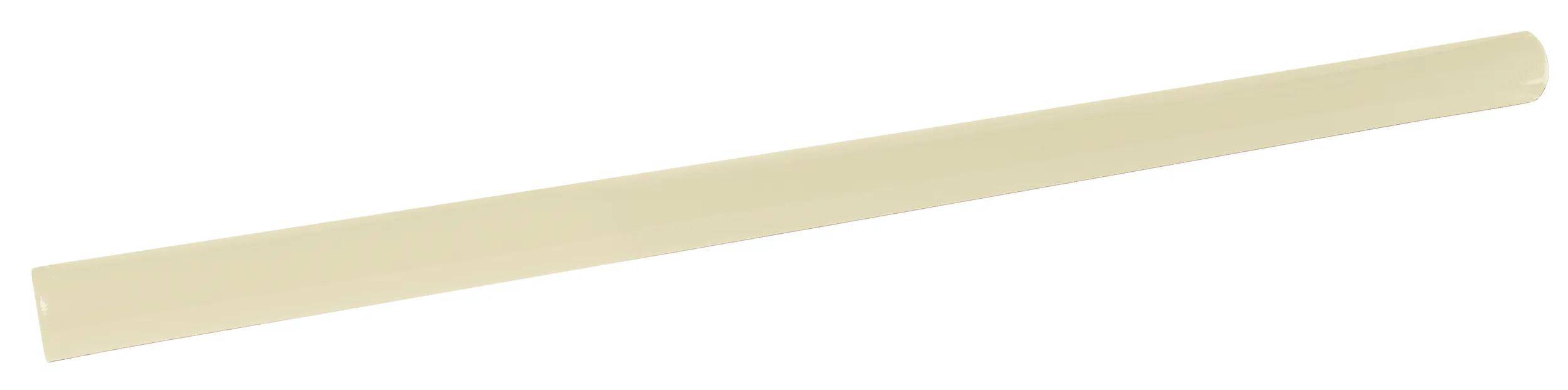 Ein langes, schmales beige Verzierungsteil vor weißem Hintergrund.