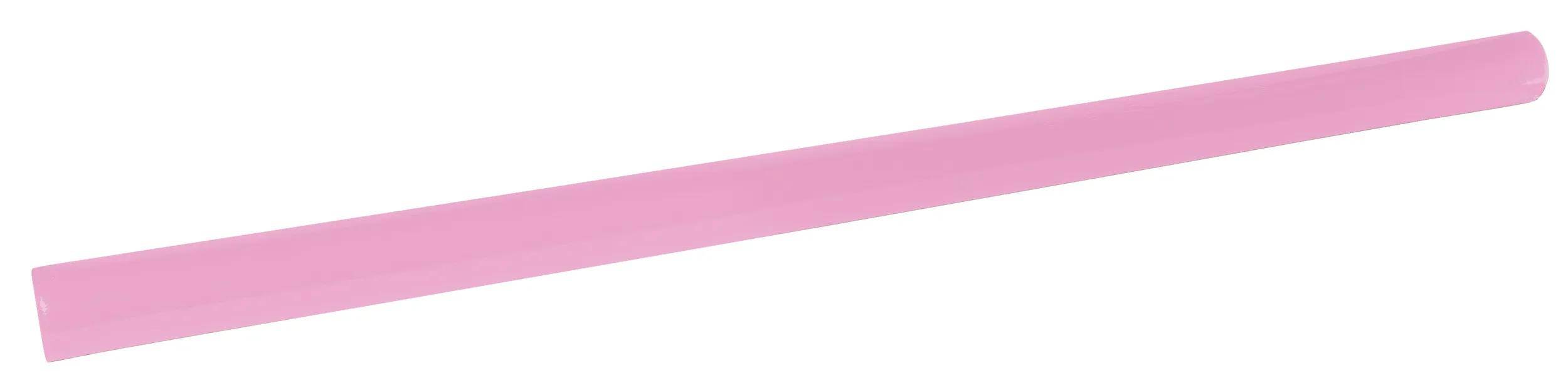 Ein langer, glatter rosa Stab liegt horizontal vor einem weißen Hintergrund.