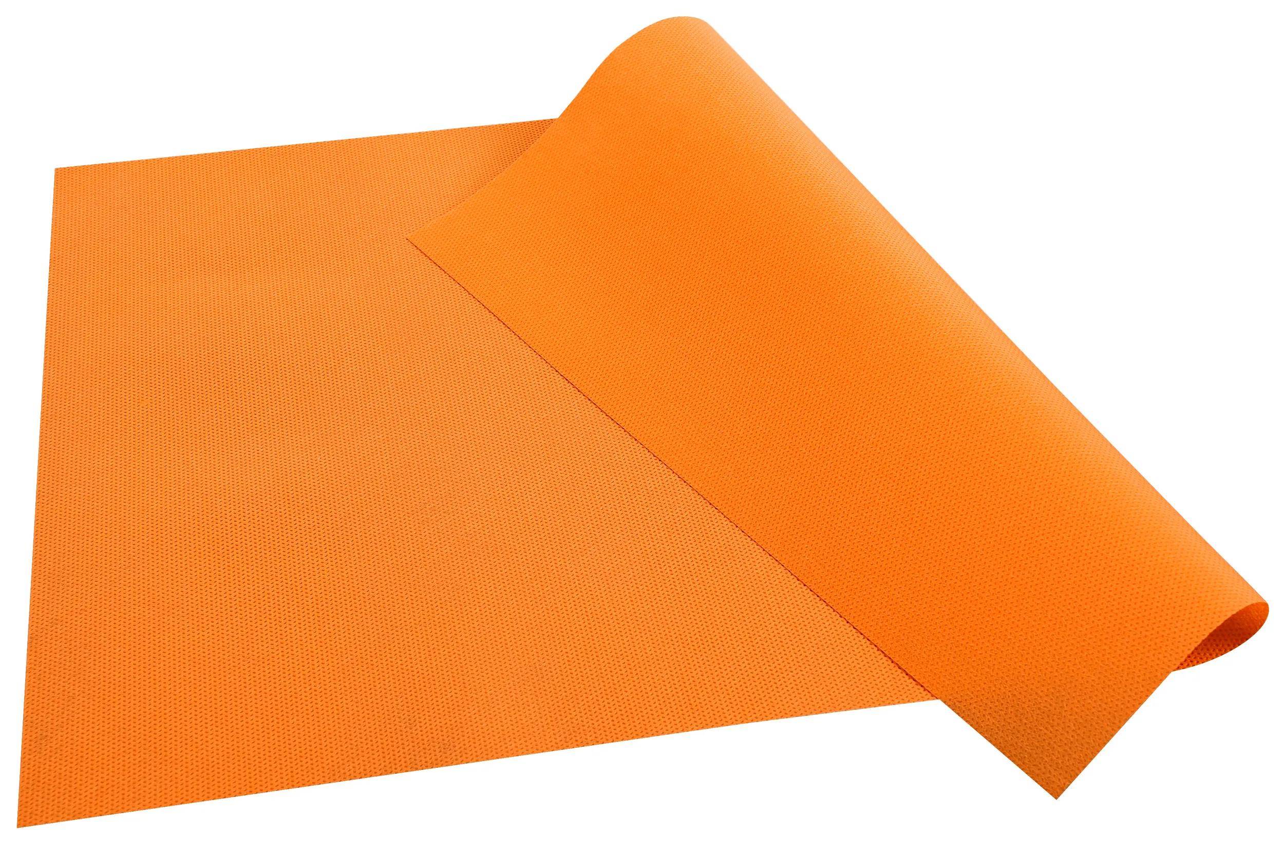 Orangene Rolle aus rutschfestem Belagmaterial, teilweise abgerollt, die ihre strukturierte Oberfläche zur Verbesserung der Griffigkeit zeigt.