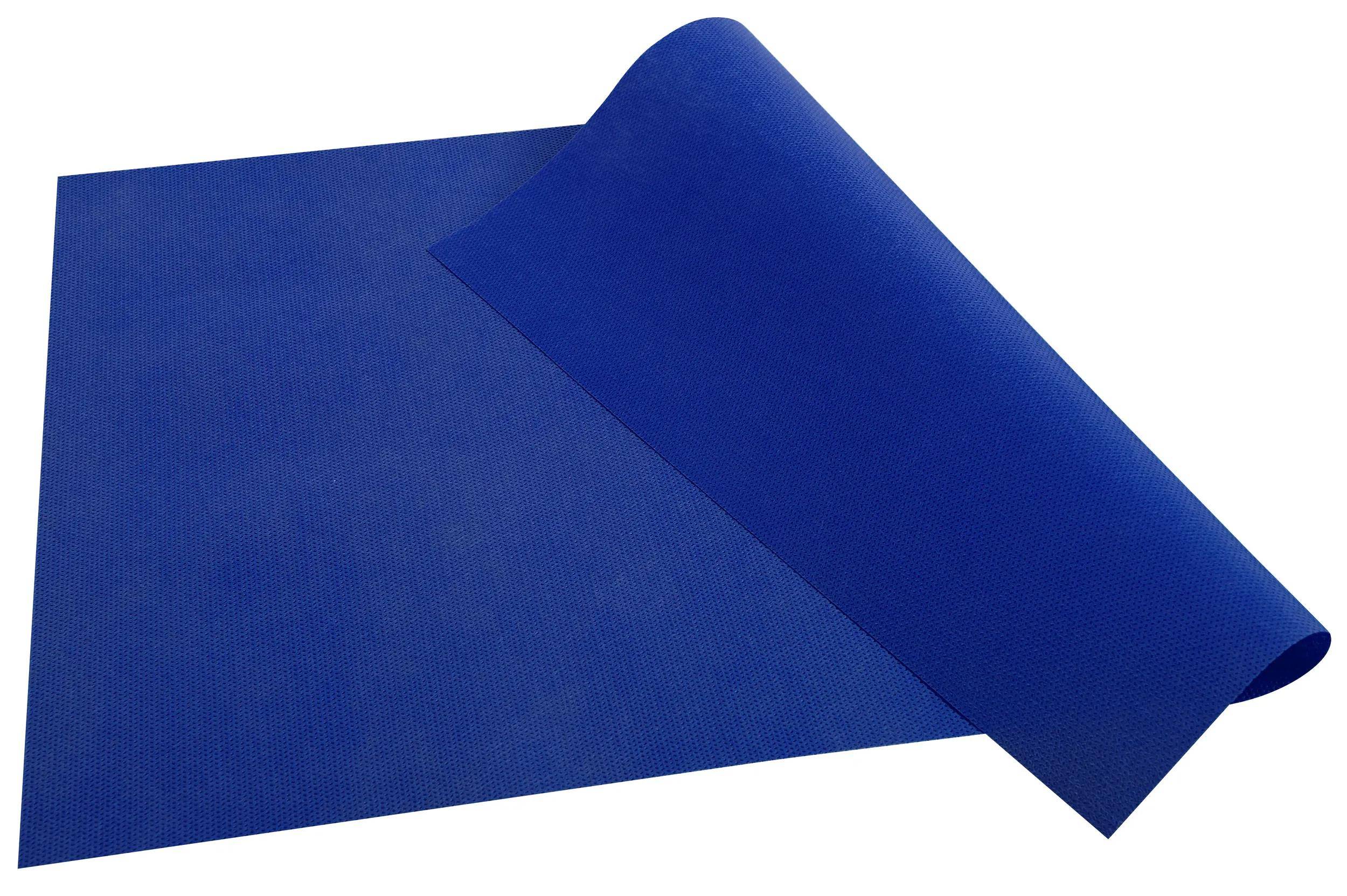 Eine aufgerollte blaue Yogamatte, die teilweise auf weißem Hintergrund ausgerollt ist.