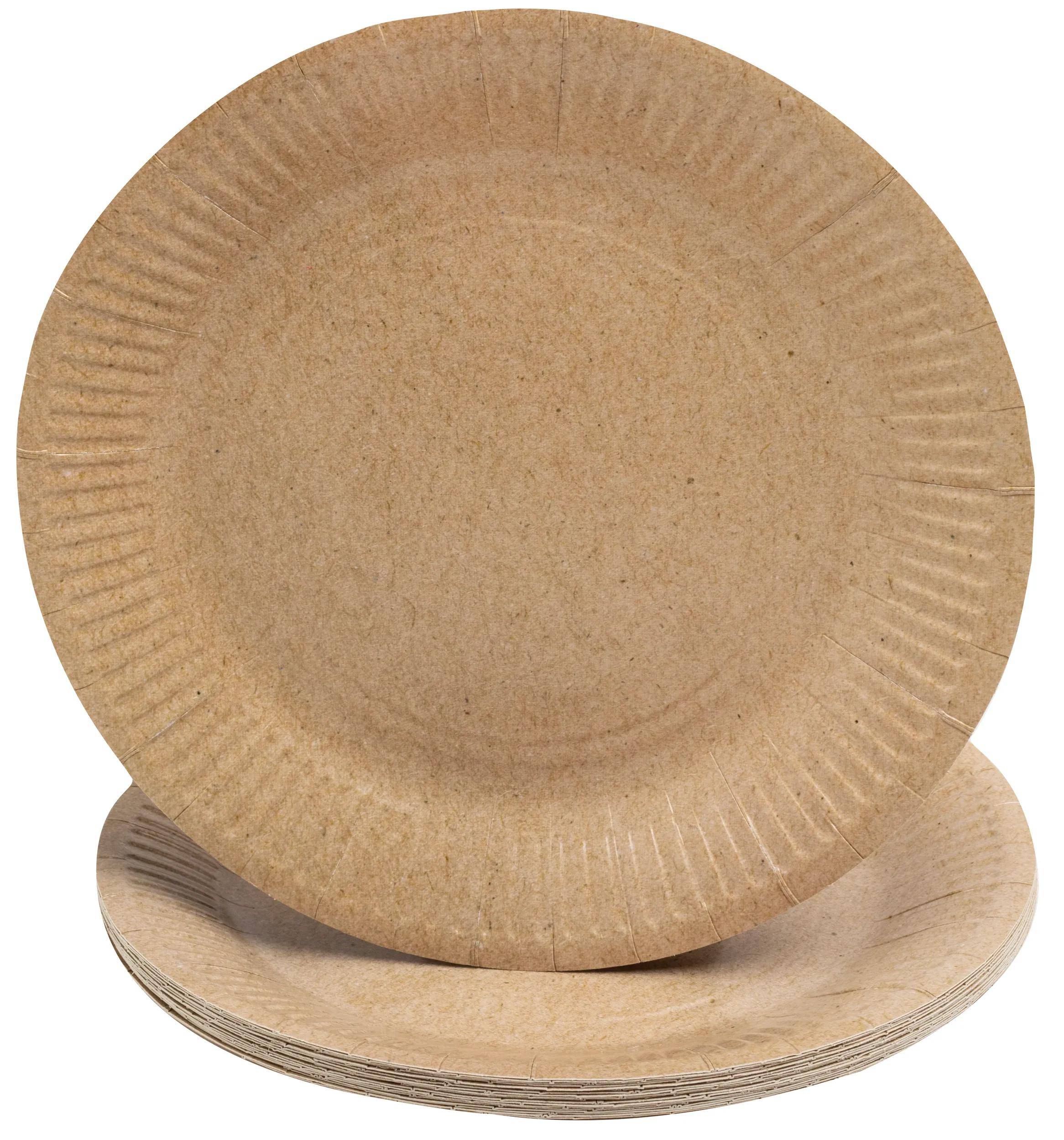 Braune Pappteller gestapelt übereinander, die ihr umweltfreundliches, wegwerfbares Design zeigen, das sich für Picknicks oder Partys eignet.