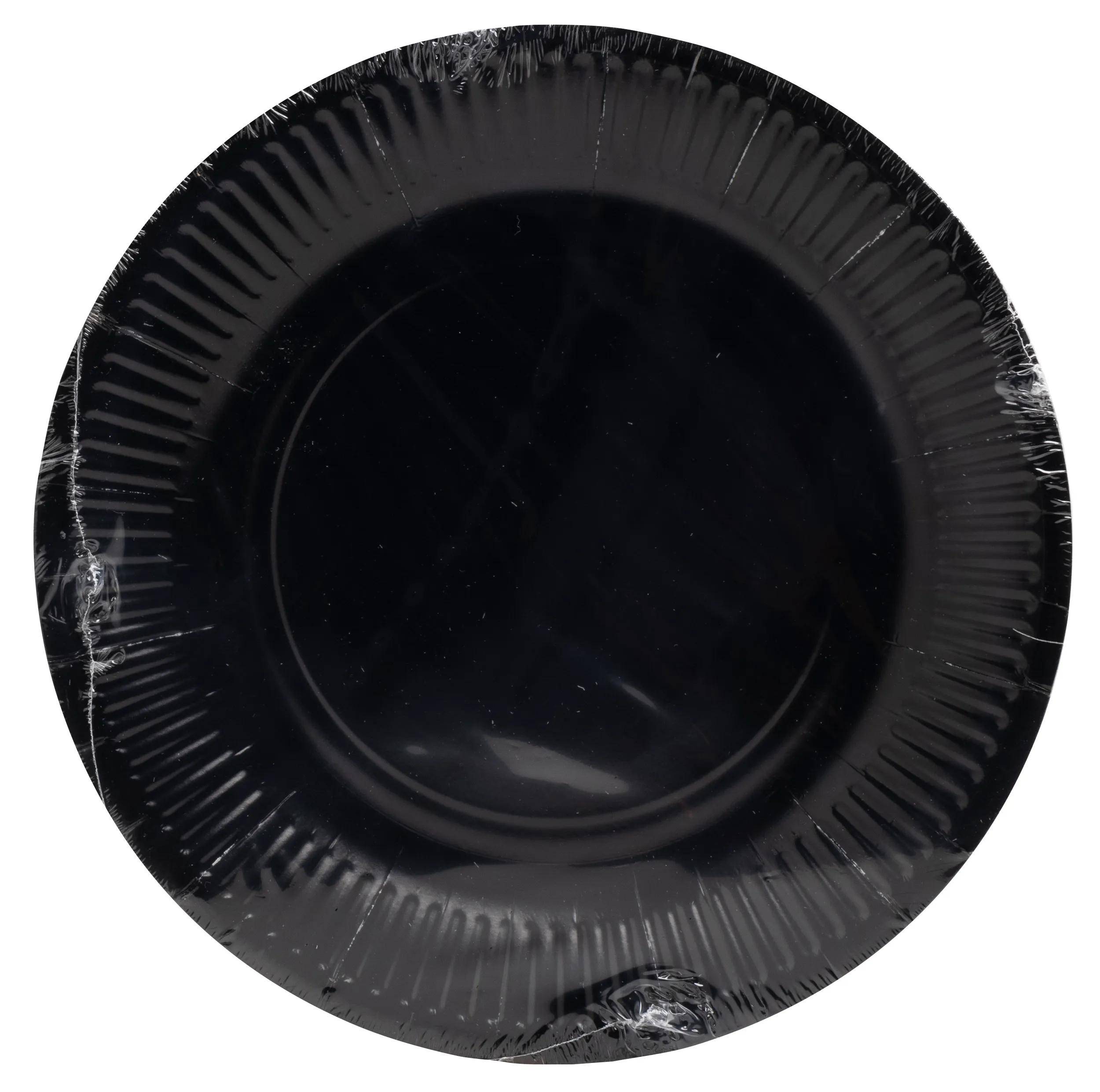 Ein schwarzer, runder Einwegteller mit gerippten Kanten von oben betrachtet, eingewickelt in durchsichtige Plastikfolie.