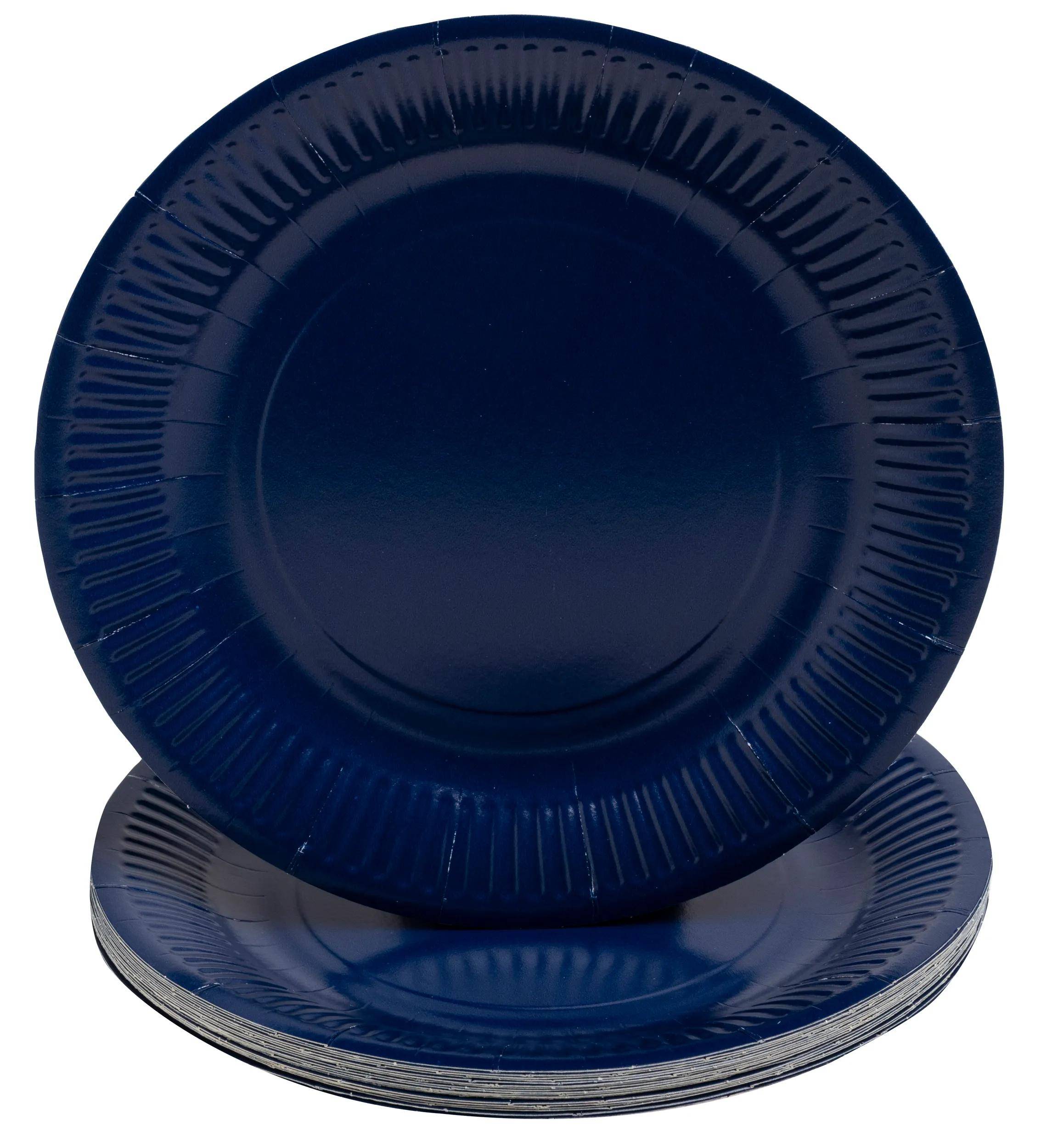 Ein Stapel dunkelblauer Einwegpapierteller mit einem Teller, der prominent im Vordergrund angezeigt wird und dessen gerilltes Design zeigt.
