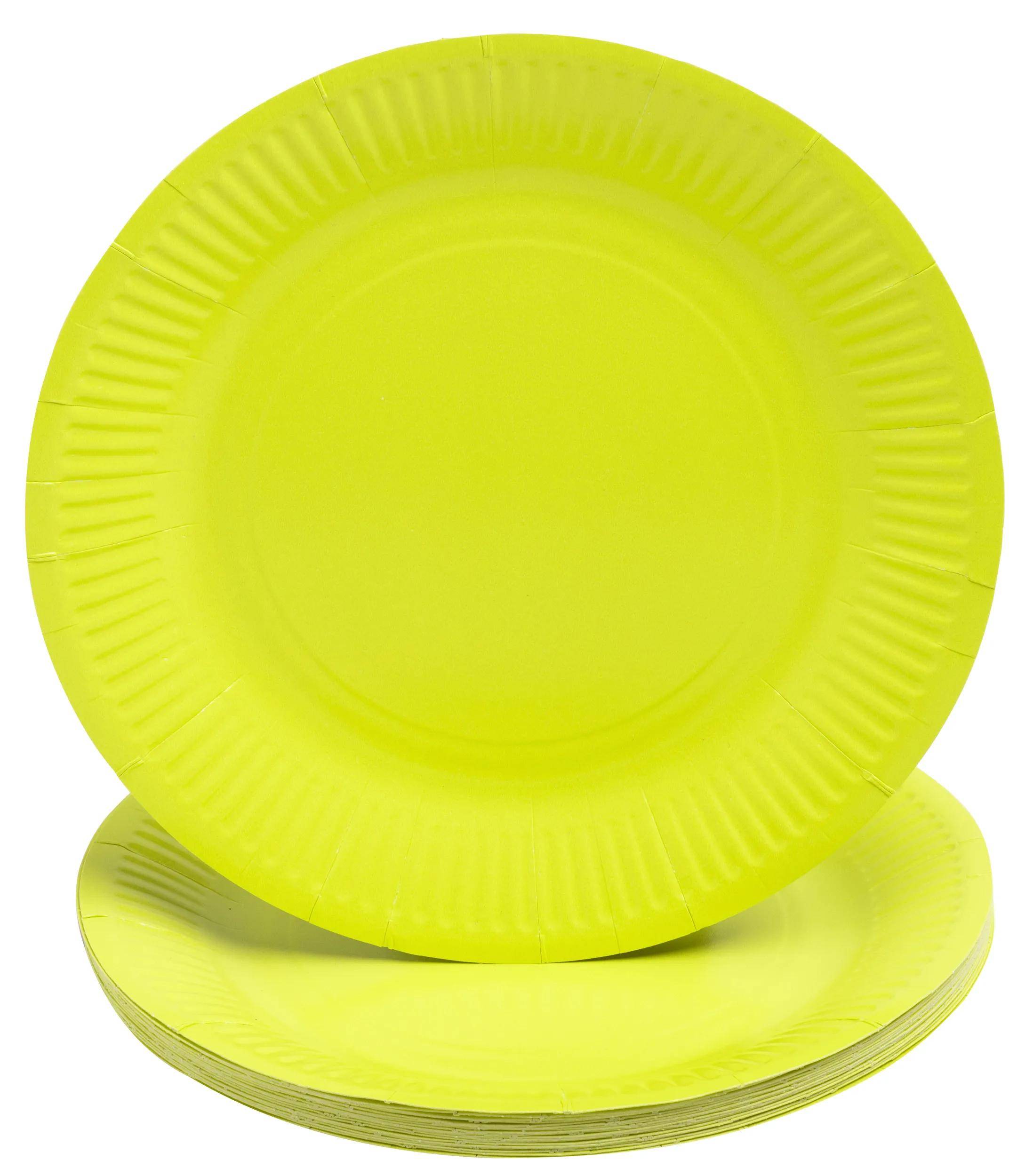 Ein Stapel leuchtend gelber Pappteller mit einem Teller, der prominent auf der Oberseite angezeigt wird, vor einem einfachen weißen Hintergrund.