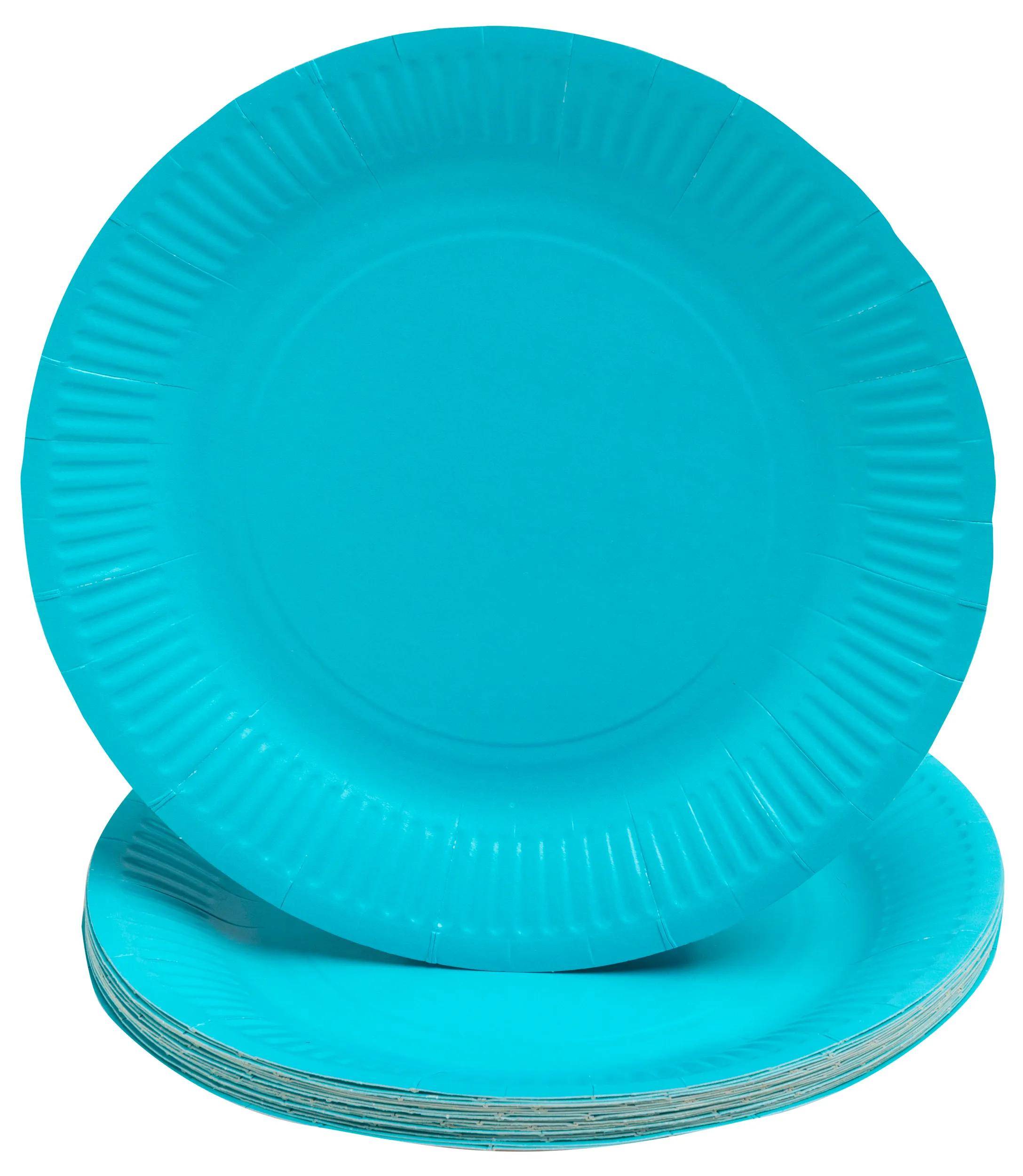 Ein Stapel leuchtend blauer Pappteller ruht ordentlich übereinander und zeigt einfaches, wegwerfbares Besteck, das sich für verschiedene Veranstaltungen und Zusammenkünfte eignet.