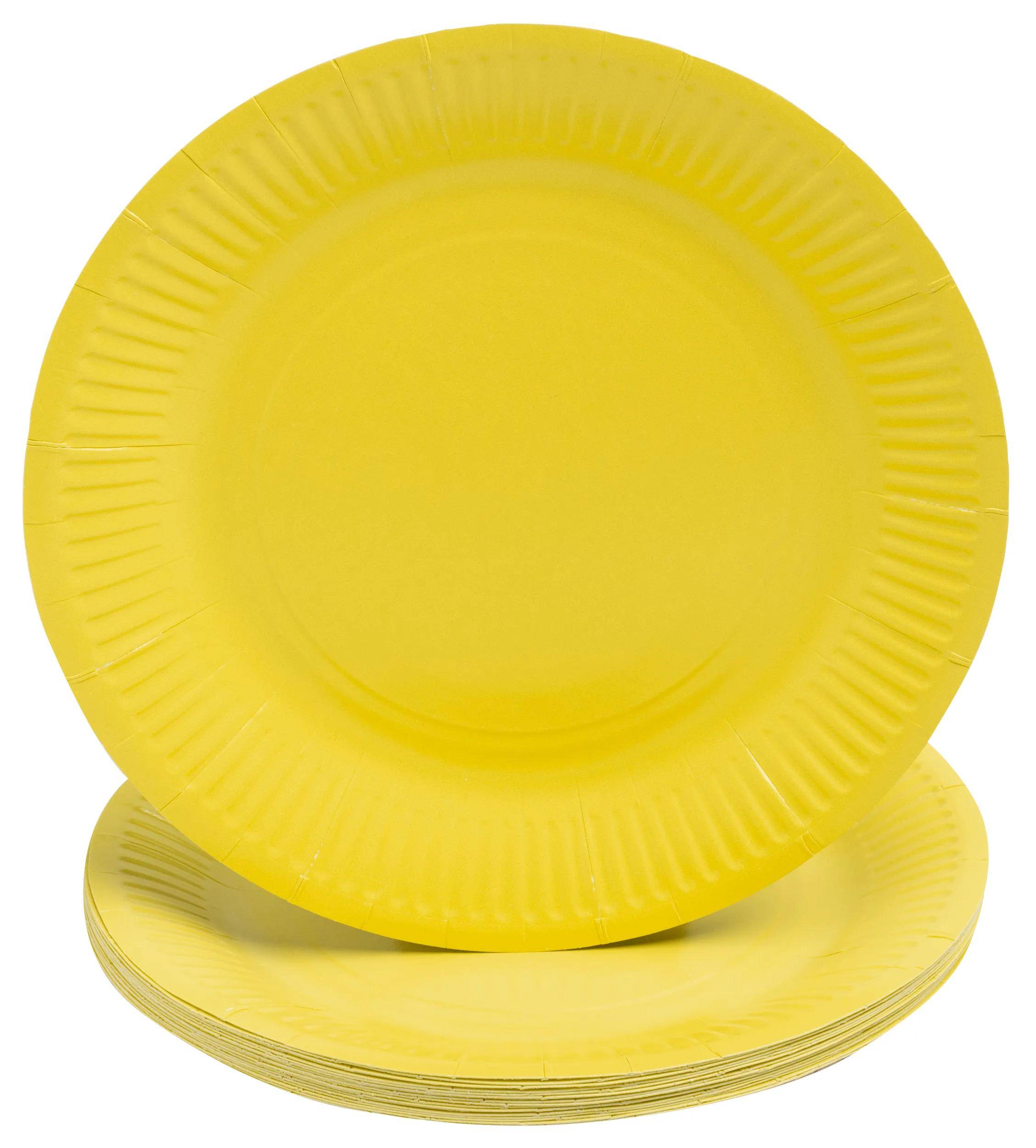 Ein Stapel gelber Pappteller mit einem kreisförmigen, gerillten Design, geeignet für legere Mahlzeiten oder Partys.