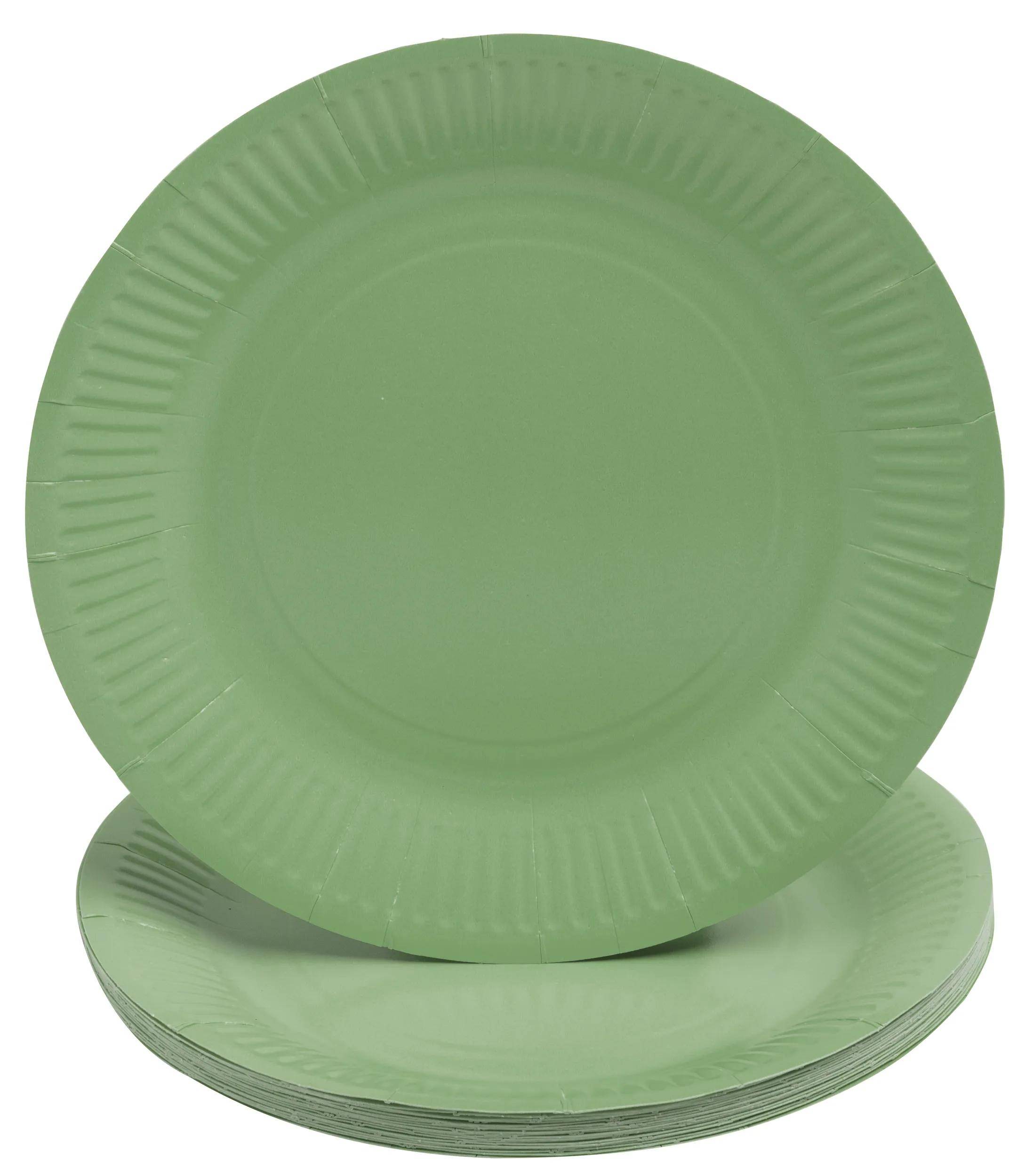 Ein Stapel grüner Pappteller mit einem gewellten Randmuster auf weißem Hintergrund.
