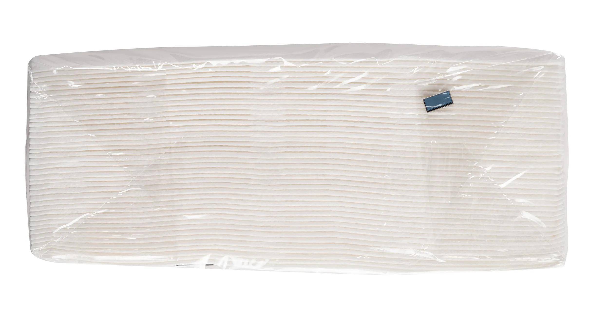 „Ein versiegeltes Paket, das ein großes rechteckiges, cremefarbenes Plissee-Gewebe enthält.