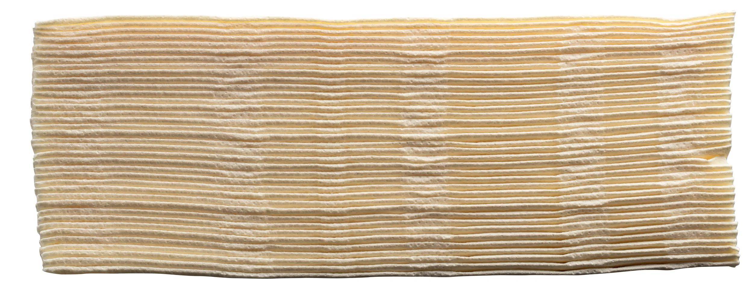 Stapel von cremefarbenen gefalteten Stofffalten, die ein Muster aus parallelen horizontalen Linien über das ganze Bild verteilen.