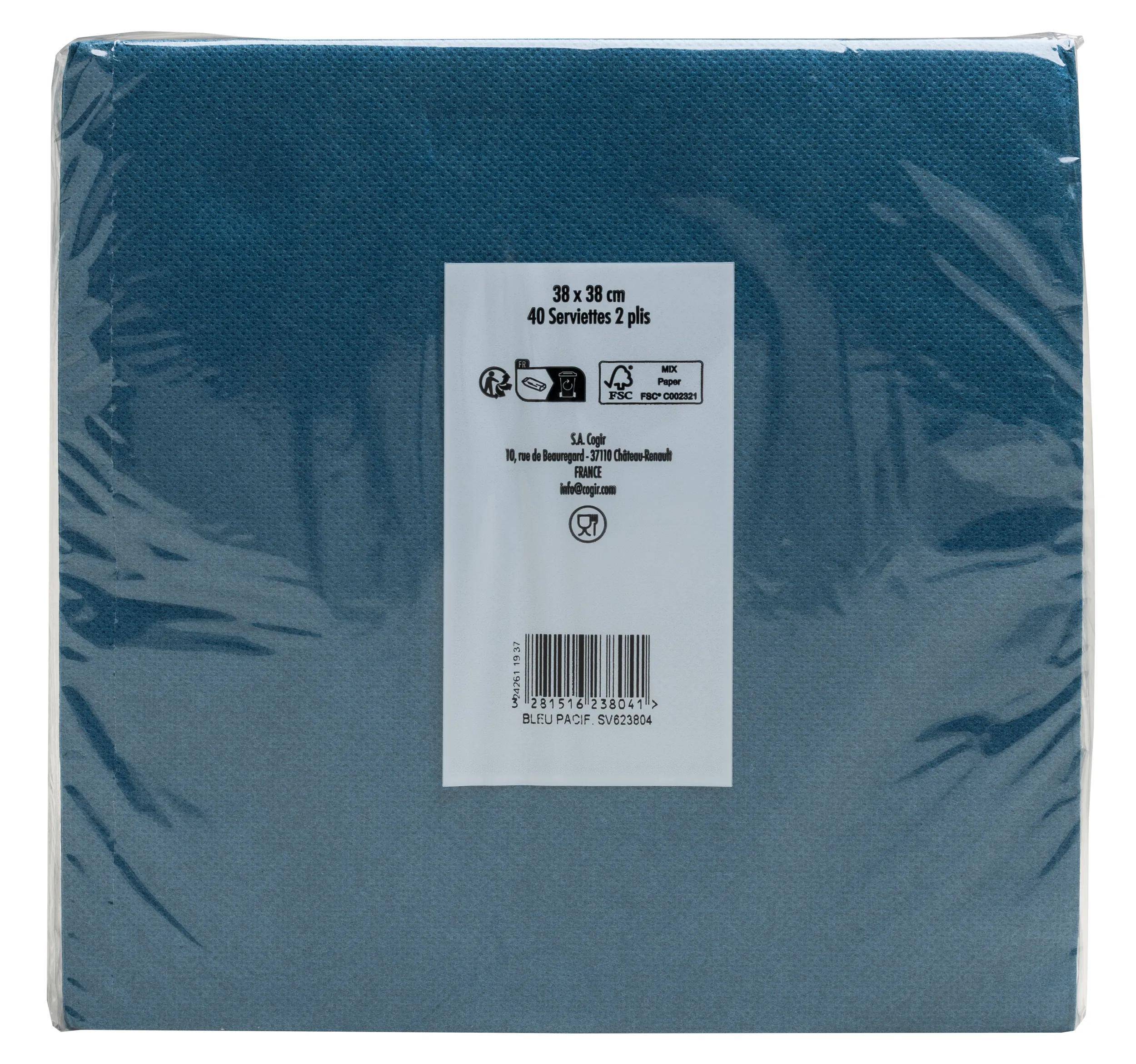 Eine Nahaufnahme einer strukturierten, schwarzen Oberfläche mit horizontalen Rippen.