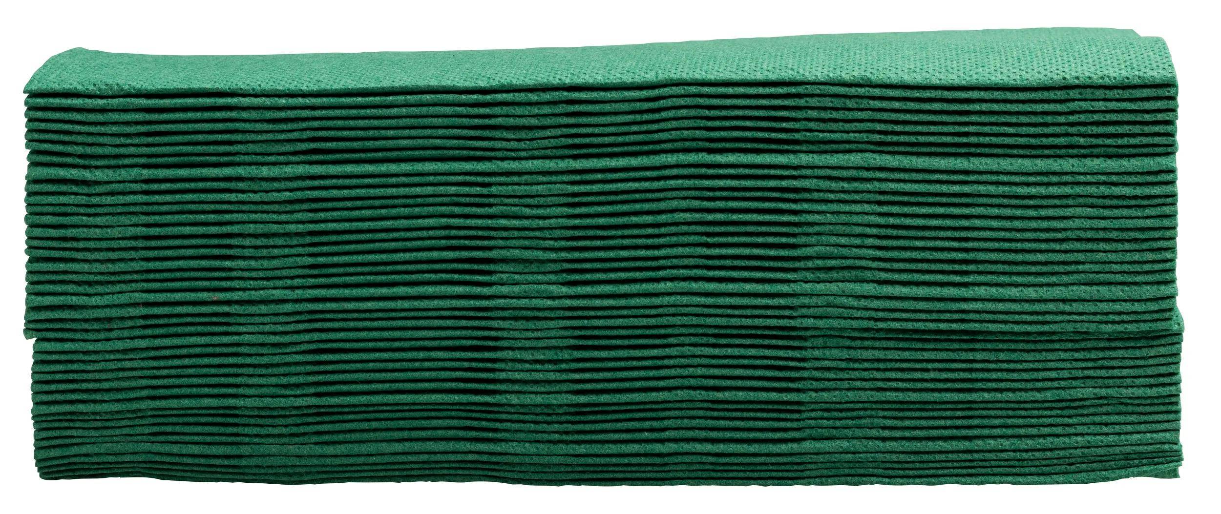 Ein Stapel grüner Handtücher ordentlich in Schichten gefaltet, die Textur und Dicke zeigend, was einen Fokus auf Sauberkeit oder Hotelausstattung andeutet.