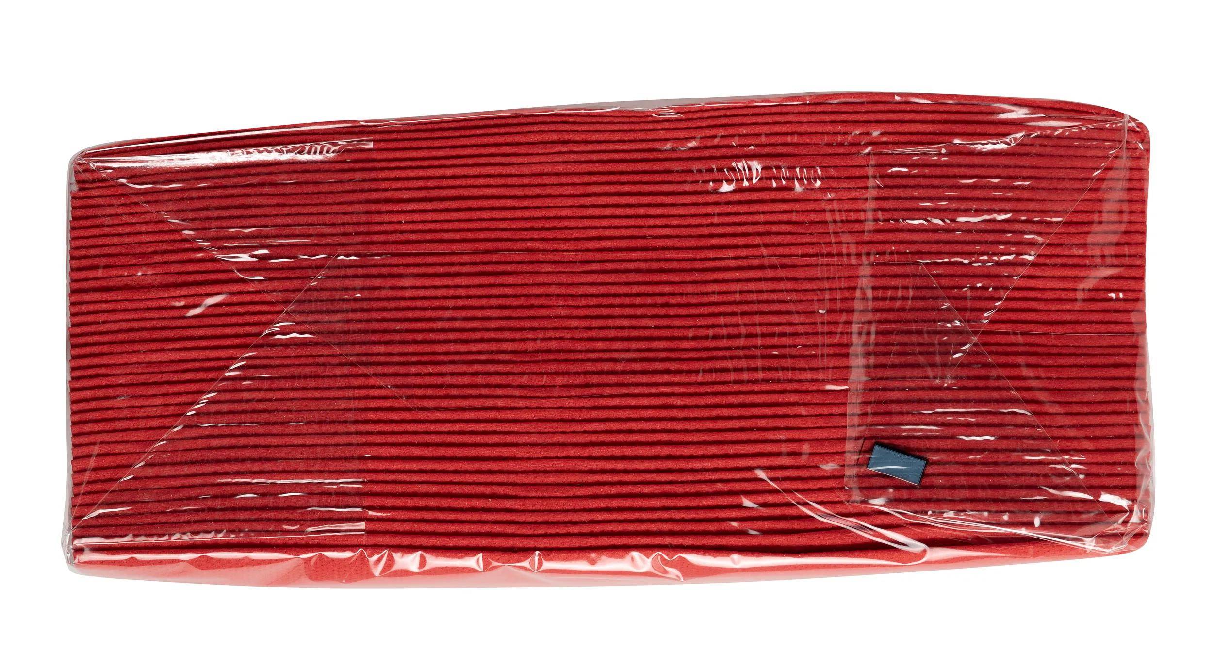 Ein Paket roter Räucherstäbchen in durchsichtiger Kunststofffolie verpackt.