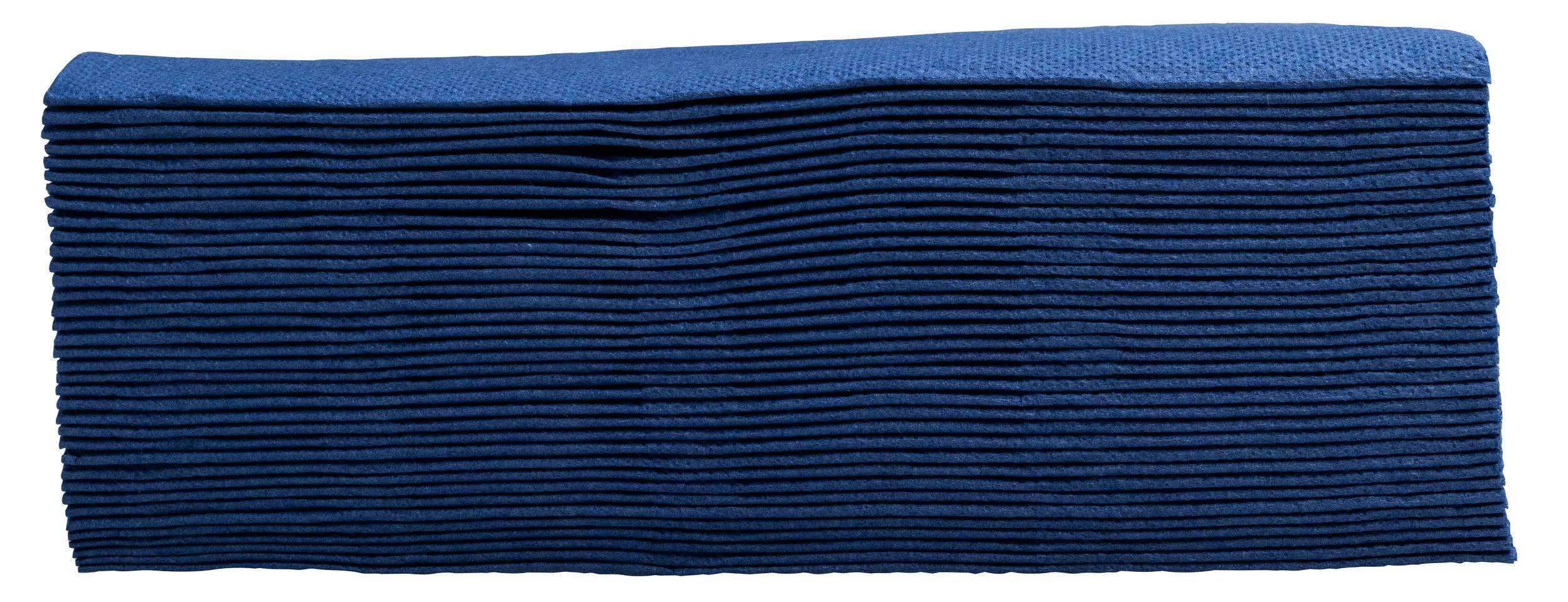Ein Stapel gefalteter, dunkelblauer Stoffservietten, ordentlich ausgerichtet, mit sichtbarer Textur und Schichten.