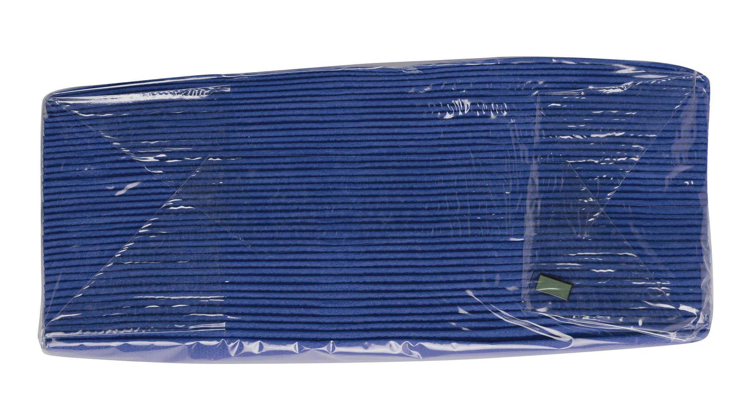 Ein blaues rechteckiges Paket gefüllt mit mehreren dünnen, horizontal angeordneten marineblauem stabförmigen Objekten, die in durchsichtige Folie verpackt sind.