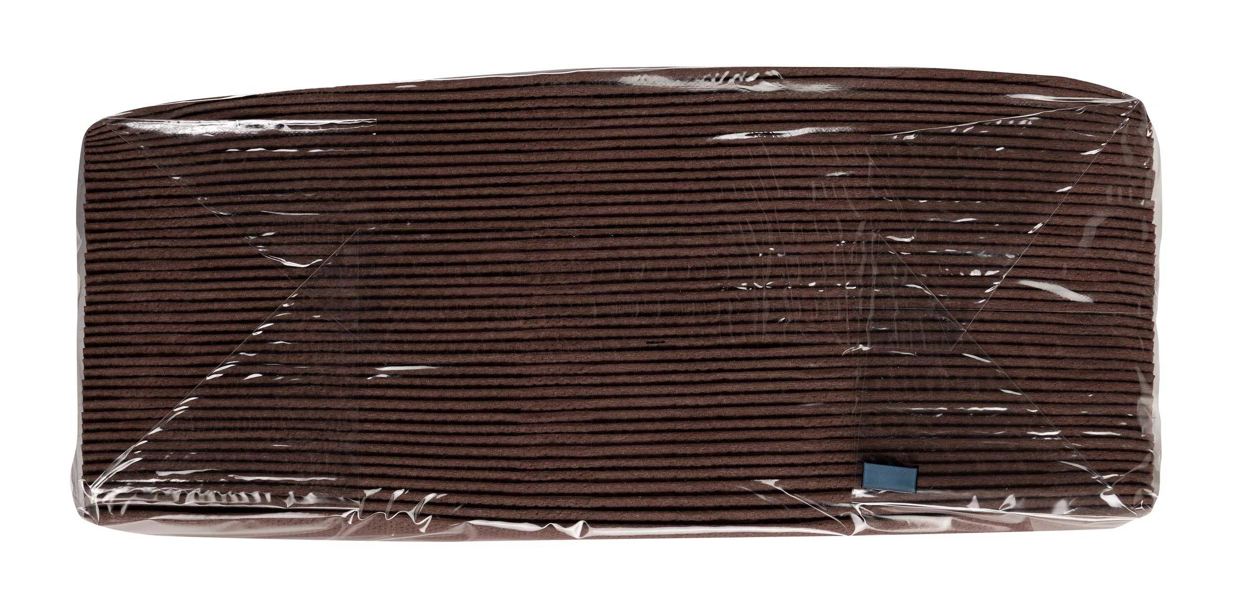 Ein Paket gefalteter schokoladenbraun Crêpes in durchsichtige Kunststoff verpackt, die Textur und Schichten zeigend.