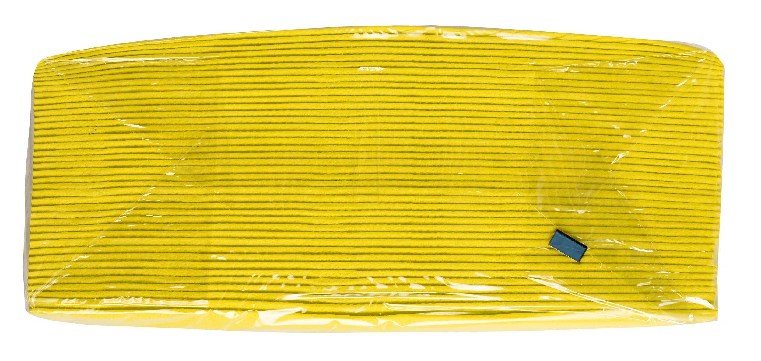 Gelbe isolierte elektrische Leitung, aufgewickelt und in durchsichtiger Kunststoffverpackung verpackt.