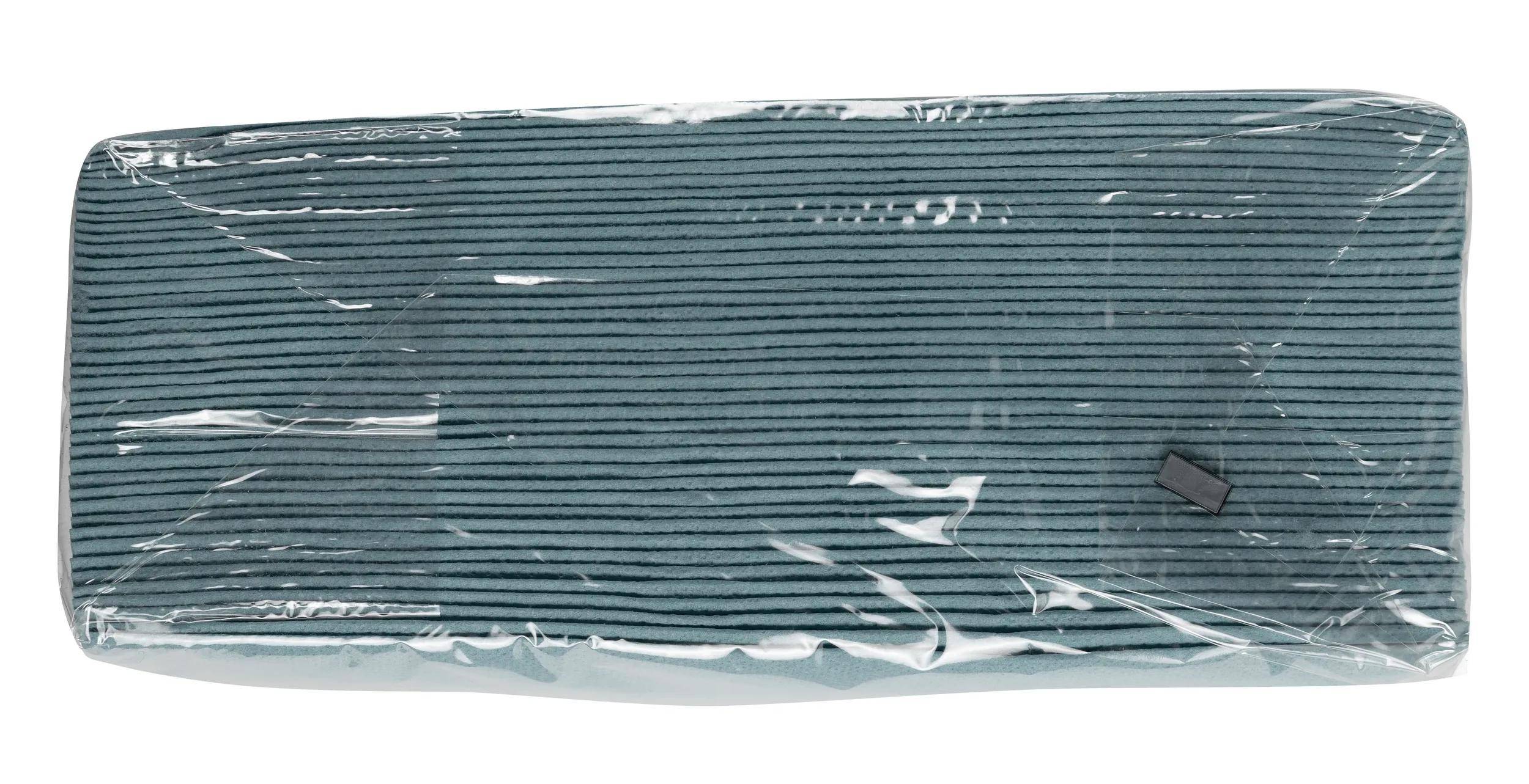 Ein klar durchsichtiger, in Kunststoff verpackter Stapel aus Holzzungenschaber, die parallel nebeneinander angeordnet sind und ihre dünnen, flachen Profile zeigen.