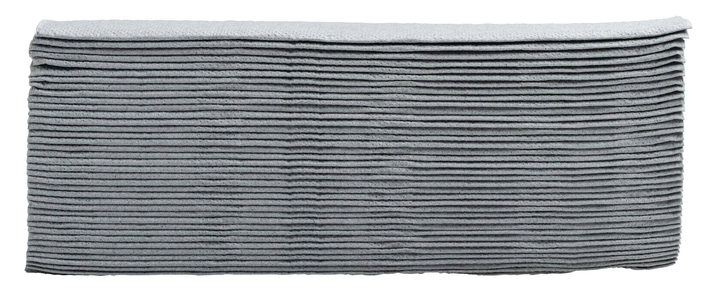 Eine Nahaufnahme eines Stapels grauer Badetücher, ordentlich gefaltet und gleichmäßig ausgerichtet.