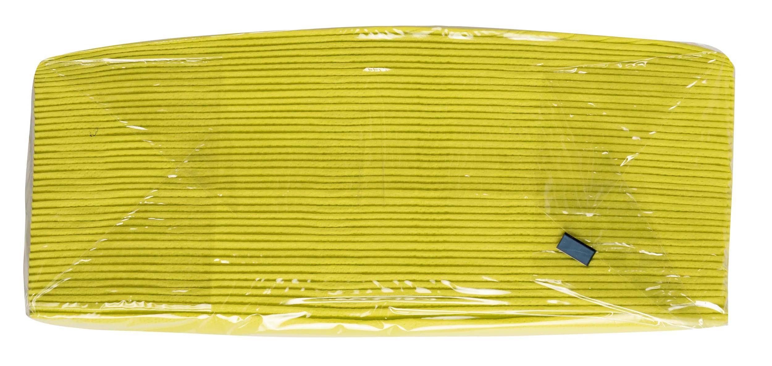 Ein gelber rechteckiger Schwamm in transparenter Kunststofffolie verpackt, mit sichtbaren horizontalen Rillen.