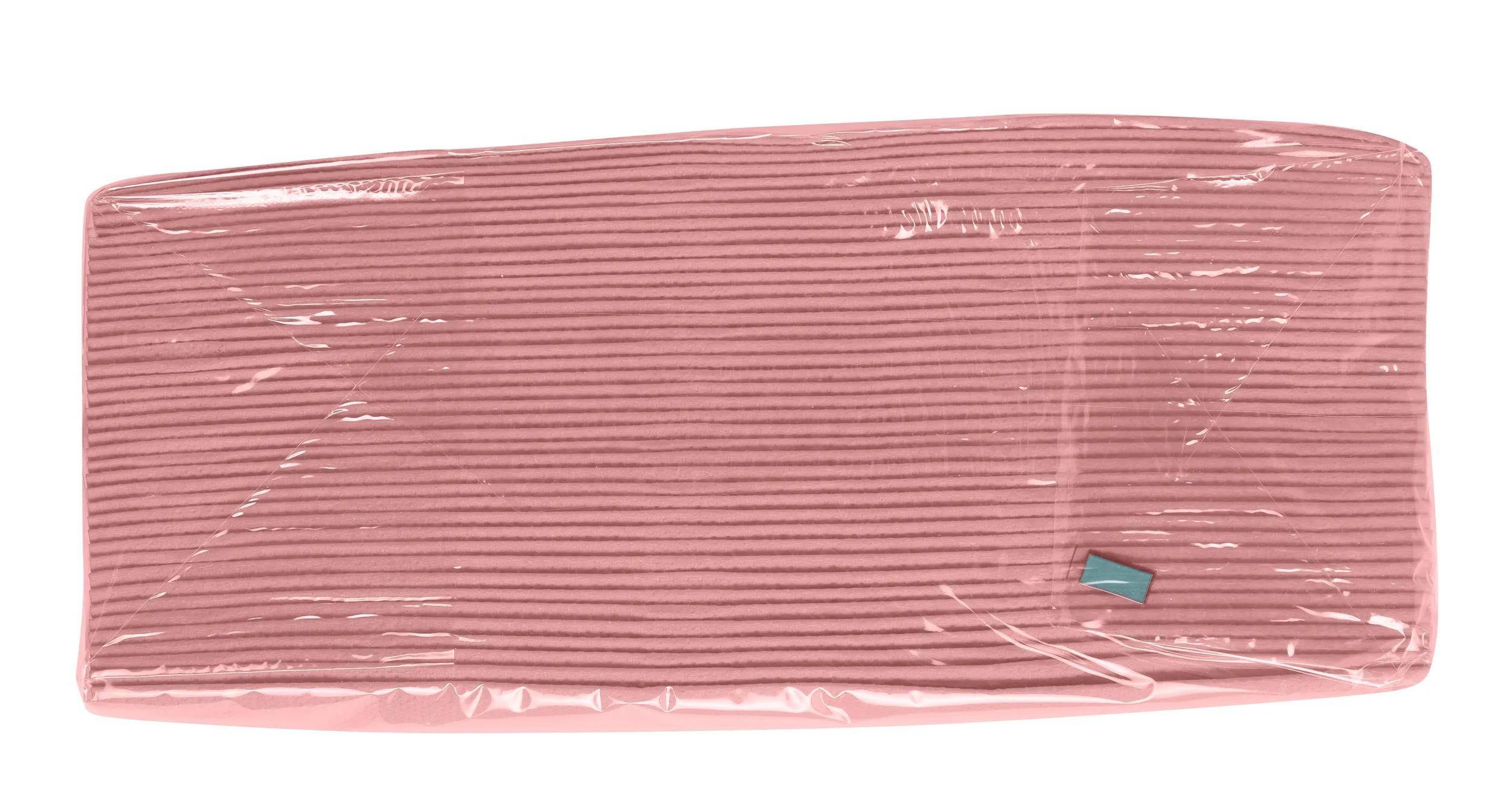 Ein rechteckiges Paket mit rosa Einweg-Gesichtsmasken, dicht gestapelt und in durchsichtige Kunststoff eingewickelt, von oben betrachtet.
