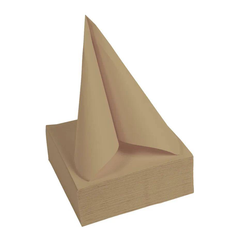 Ein Stapel hellbraun gefalteter Papierservietten mit einer Serviette, die aufrecht steht und die Form eines dreieckigen Gipfels hat.