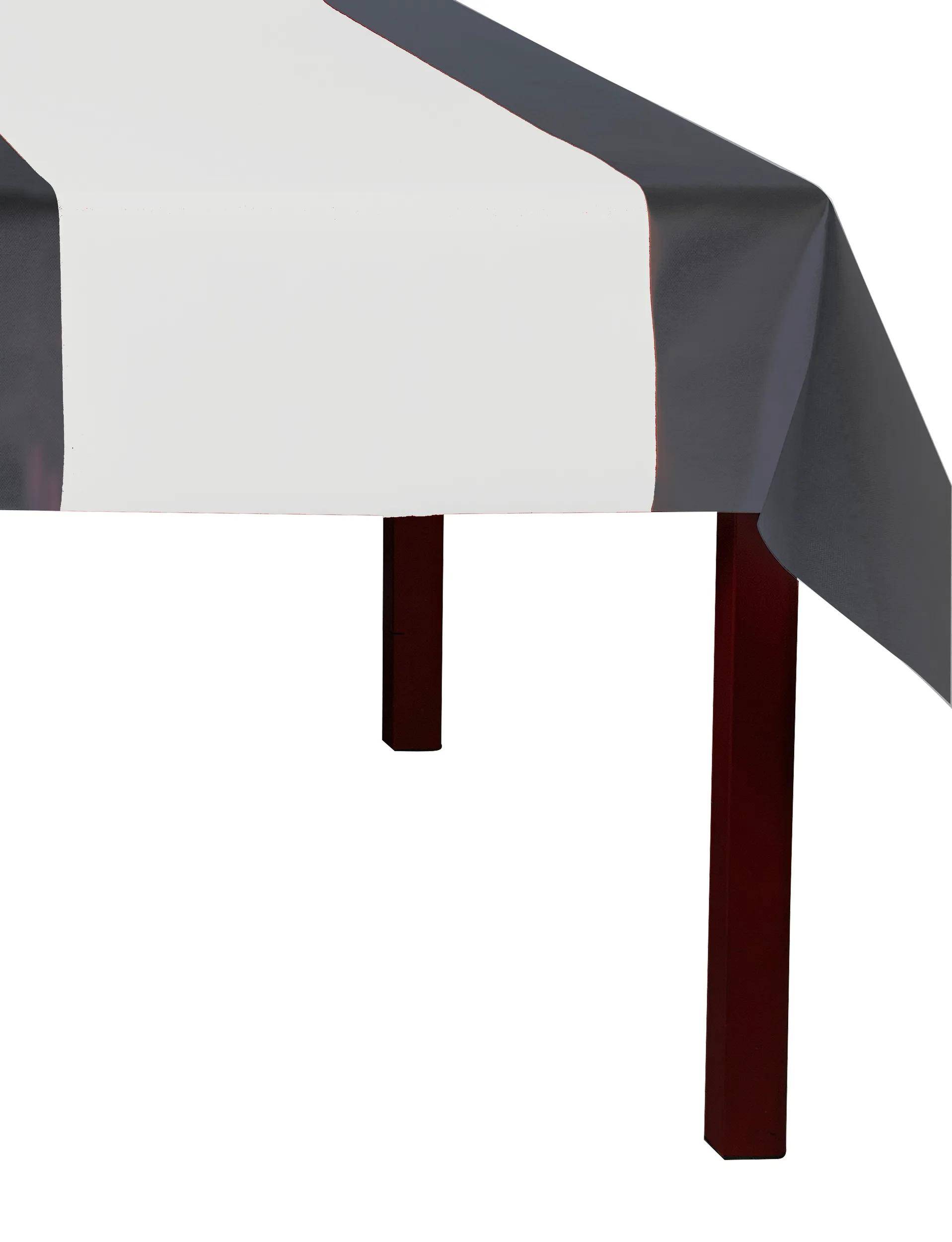 Ein Tisch, der mit einer weiß-grauen Tischdecke bedeckt ist und vor einem einfachen Hintergrund angeordnet ist.