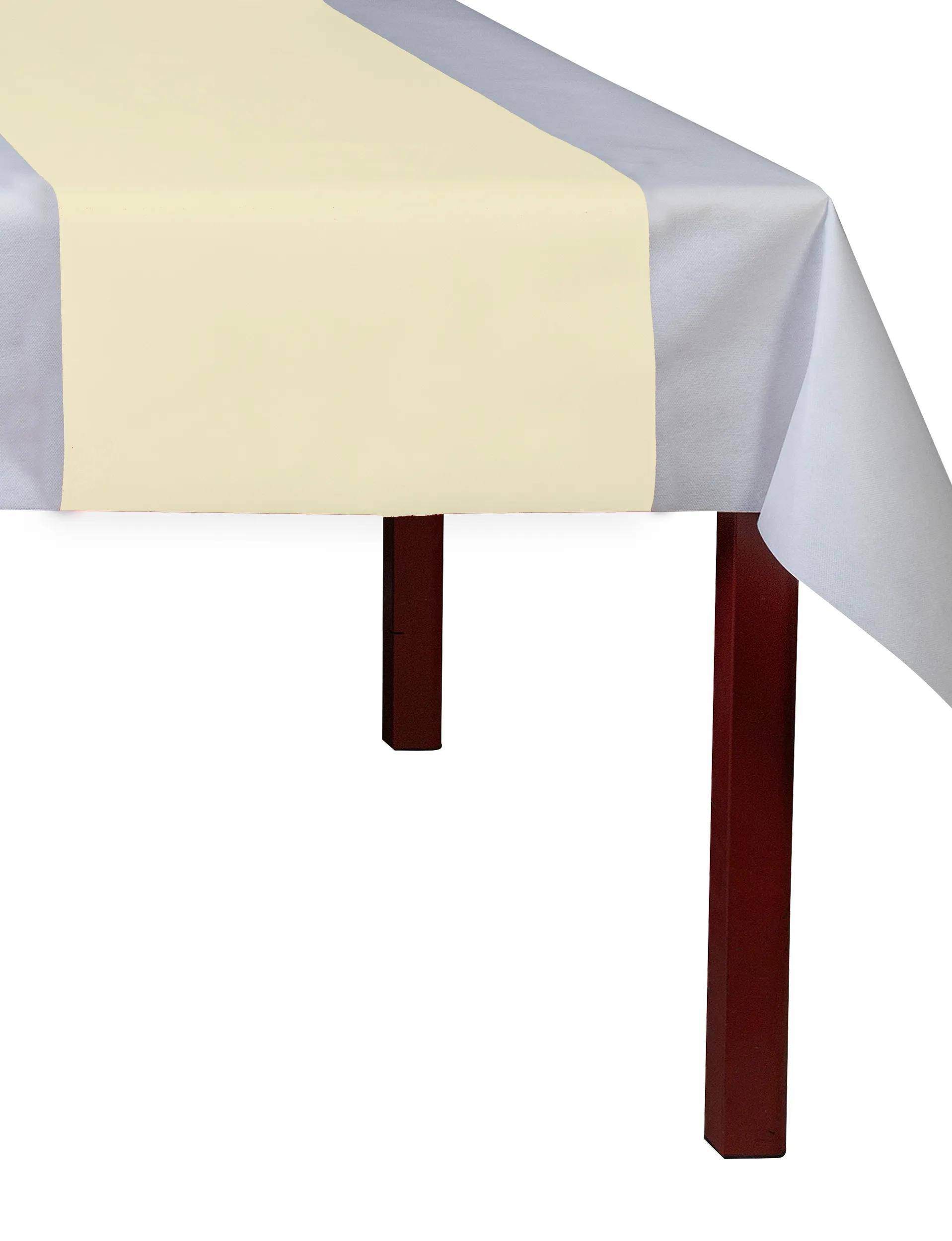 Ein rechteckiger Tisch mit einer weißen Tischdecke und einem crèmefarbigen Läufer in der Mitte, der auf Holzbeinen steht.