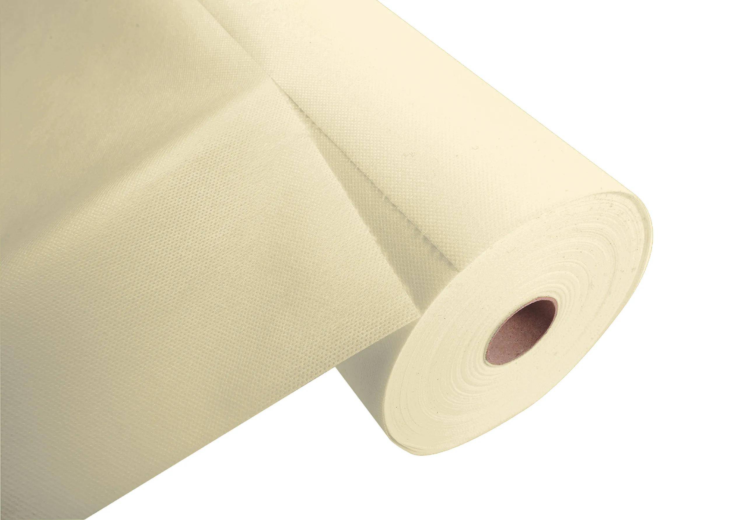 Eine große Rolle beigefarbenen Stoffs ist teilweise abgerollt und zeigt eine glatte Textur. Der Stoff eignet sich offenbar für Näh- oder Handwerksprojekte.