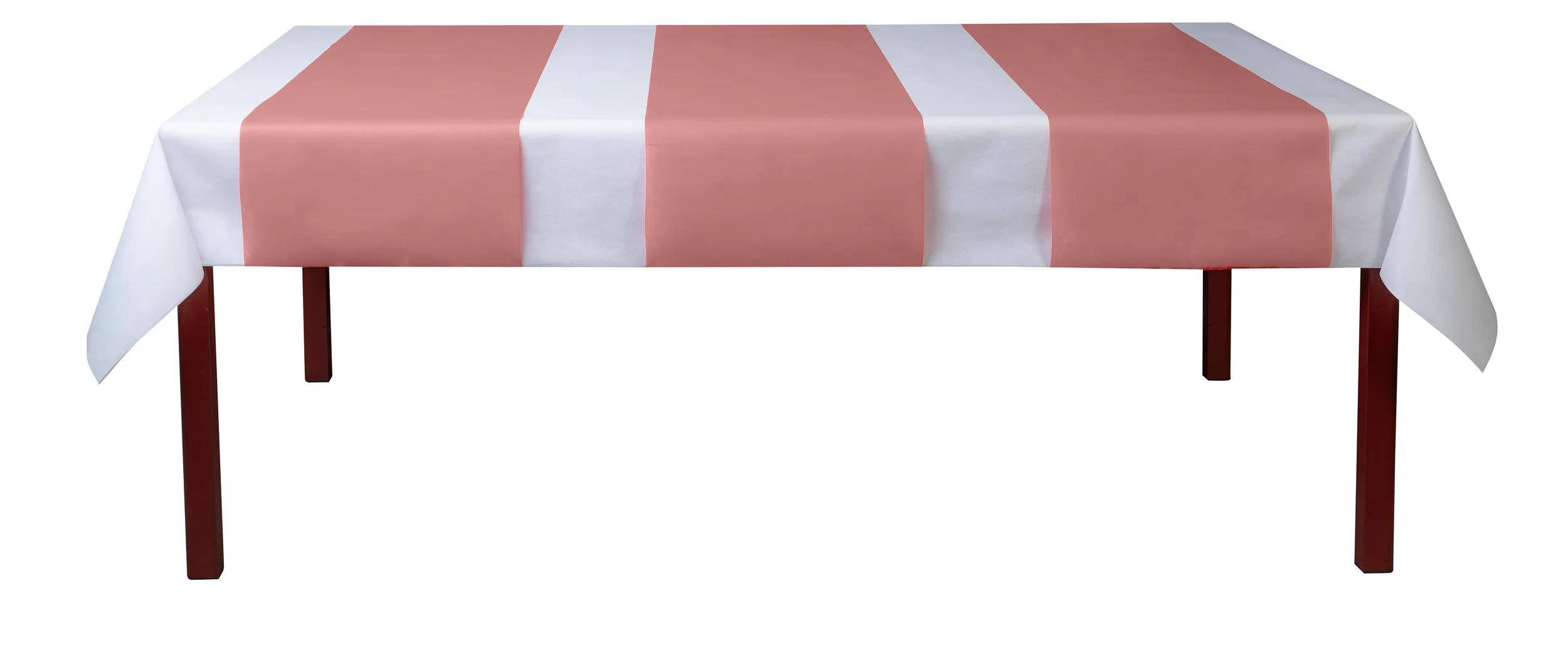 Tischdecke mit rosa und weißen Streifen, abwechselnd große rosa und weiße senkrechte Blöcke, ordentlich über eine Tischoberfläche drapiert.