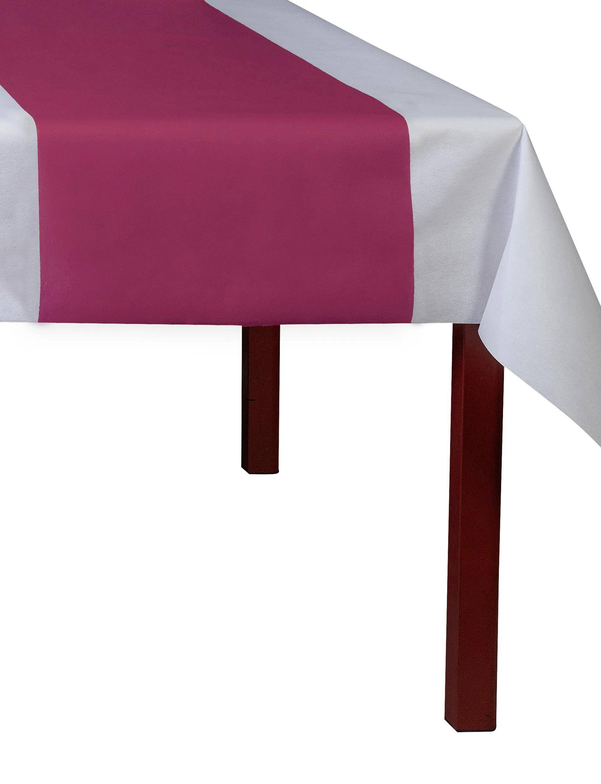 Eine Nahaufnahme einer Tischkante, die mit einer weißen Tischdecke und einem rosa Tischläufer bedeckt ist.