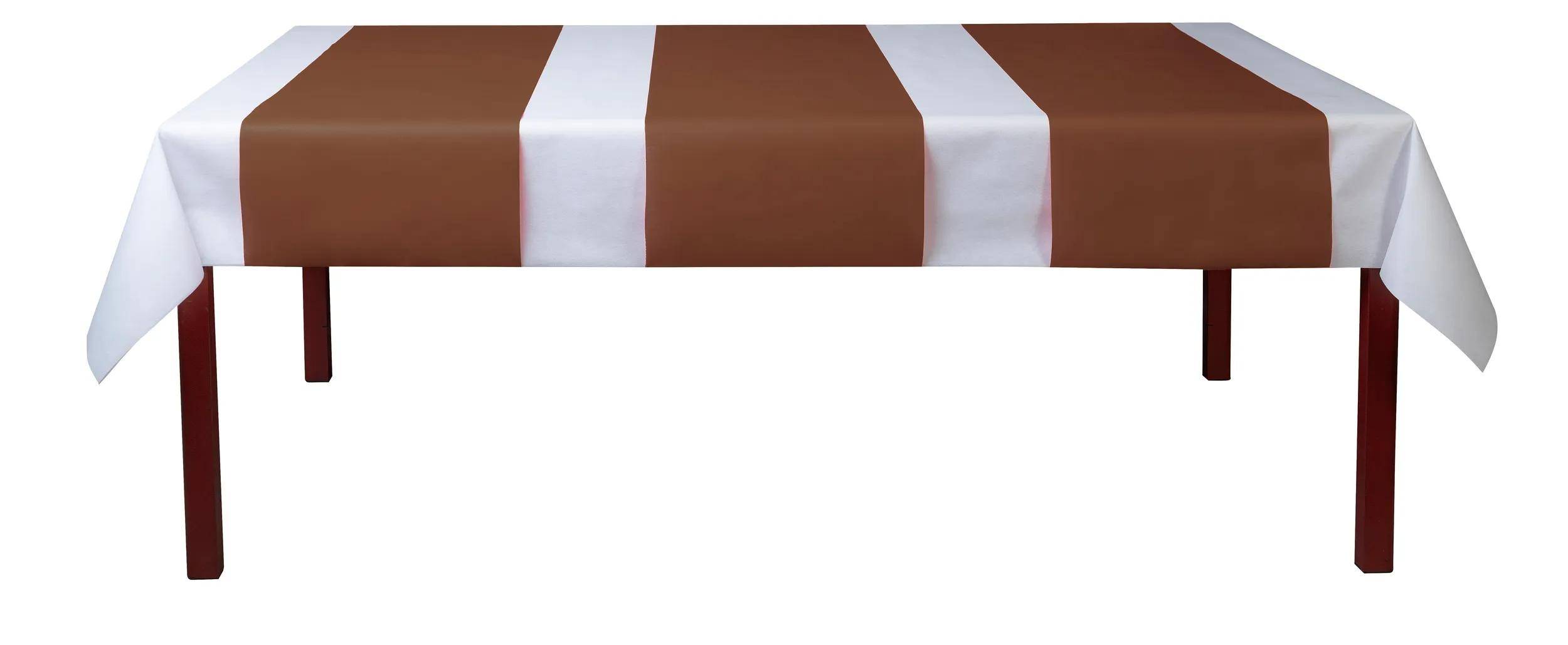 Eine braune Geschenkbox mit weißem Band, das vertikale Streifen bildet.