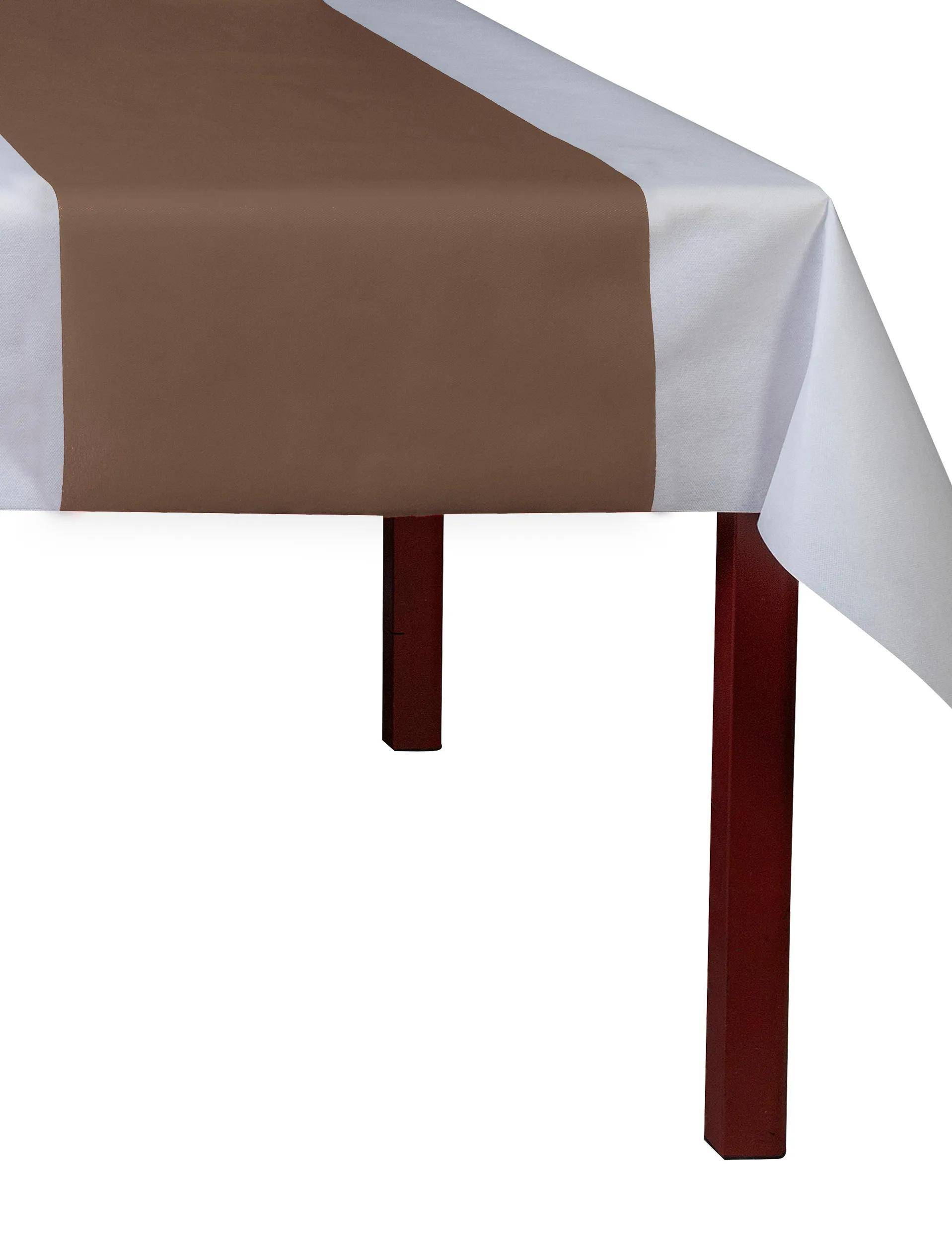 Brauner Tischläufer auf einer weißen Tischdecke mit einem sichtbaren roten Bein, das einen Kontrast zwischen den warmen und neutralen Farben erzeugt.