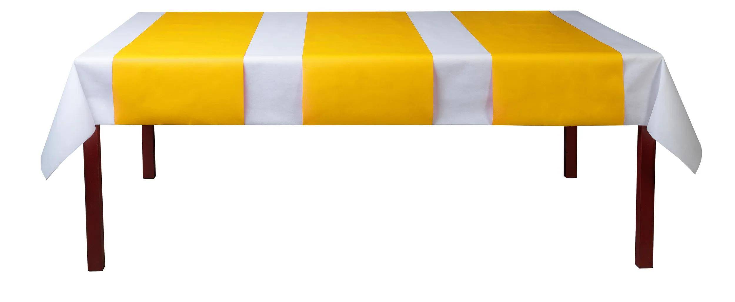 Gelb-weiß gestreiftes Geschenkpapier, ordentlich zusammengefaltet.