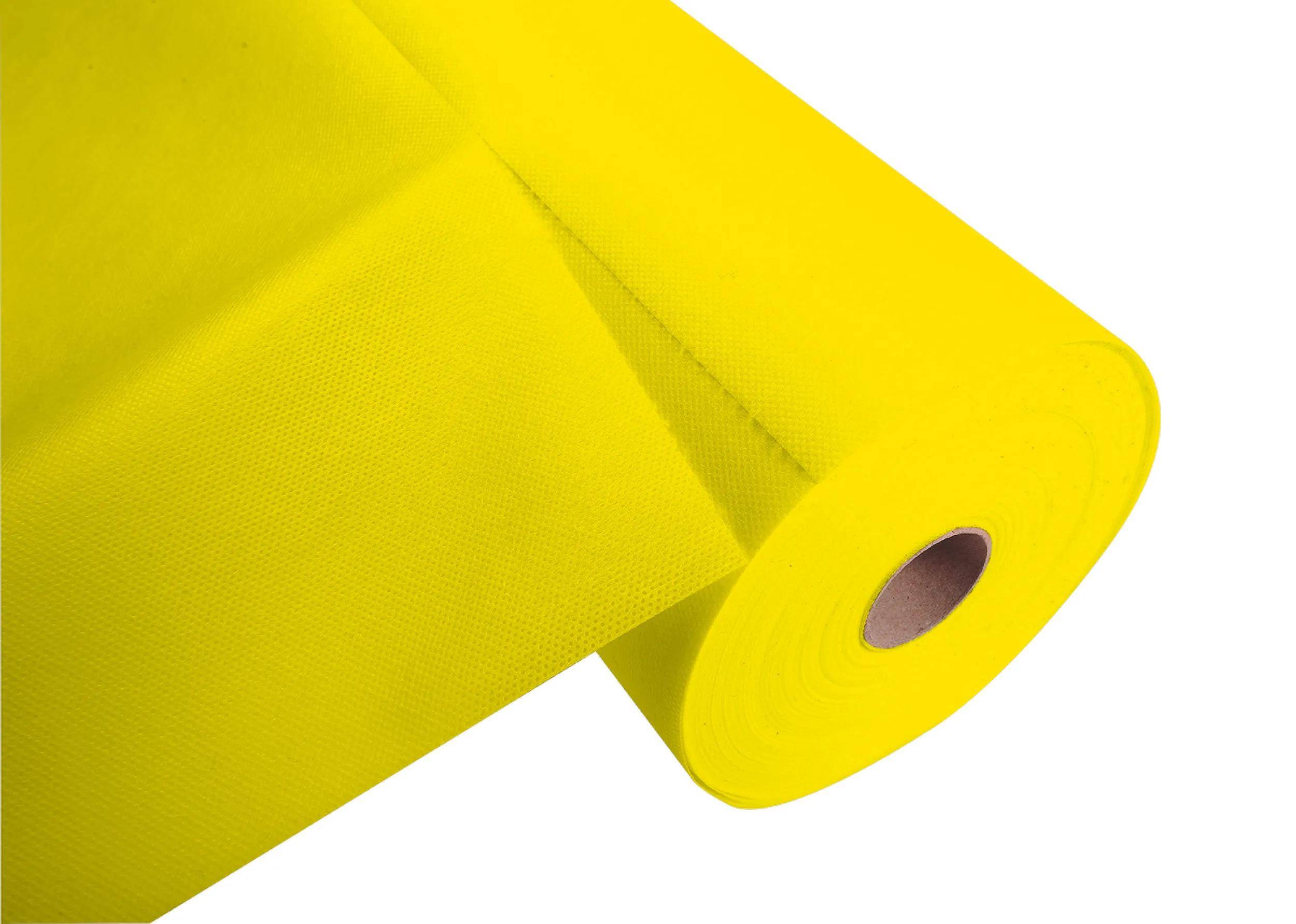 Eine Rolle leuchtend gelben Stoffs, teilweise ausgerollt, zeigt eine glatte Textur und lebendige Farbe, geeignet für Handwerk oder Dekoration.