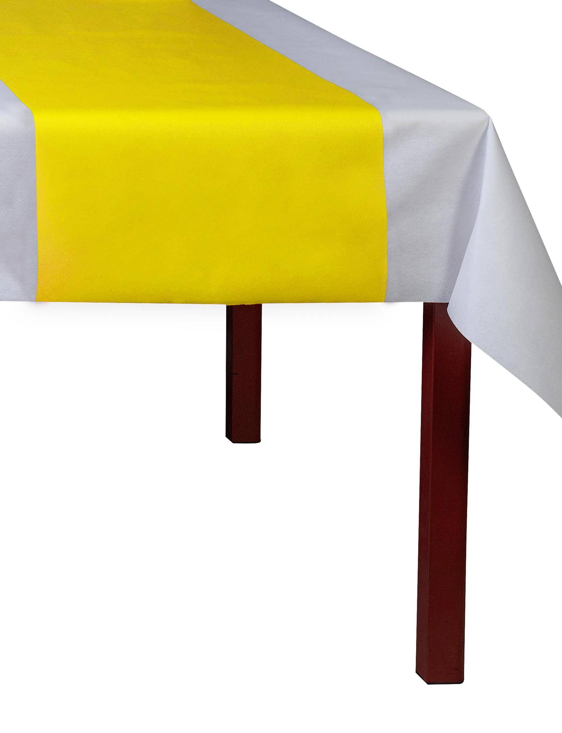 Ein Tisch mit weißer Tischdecke und einem breiten gelben Streifen in der Mitte, positioniert in einer minimalistischen Umgebung, die sich auf das Design des Tisches konzentriert.