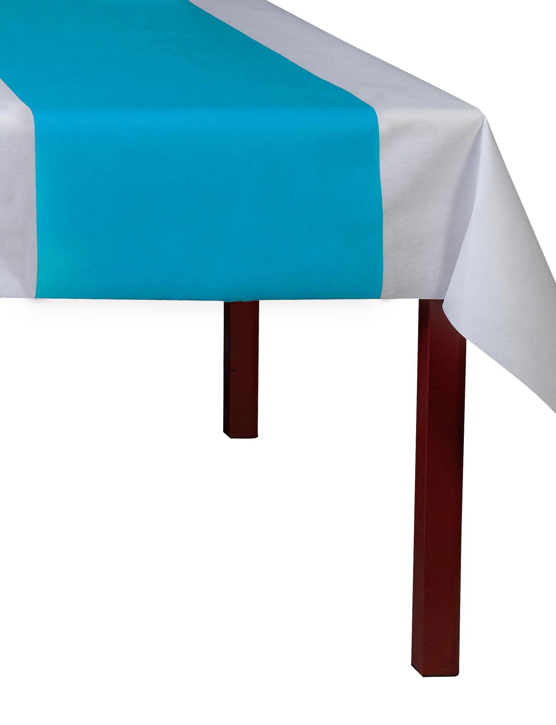 Ein Tisch mit einem weißen Tuch und einem leuchtend blauen Läufer in der Mitte.