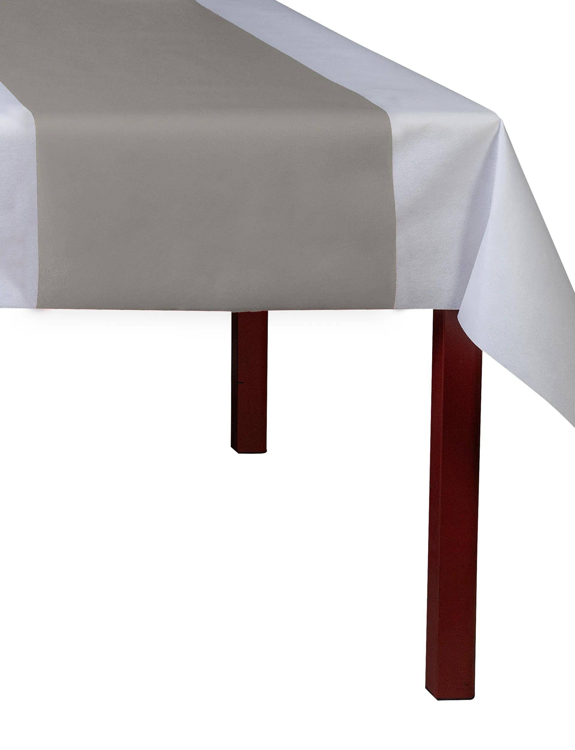 Ein Tisch mit einer weißen Tischdecke und einem grauen Tischläufer in der Mitte, auf einem Holzboden stehend, was eine saubere und elegante Einrichtung schafft.