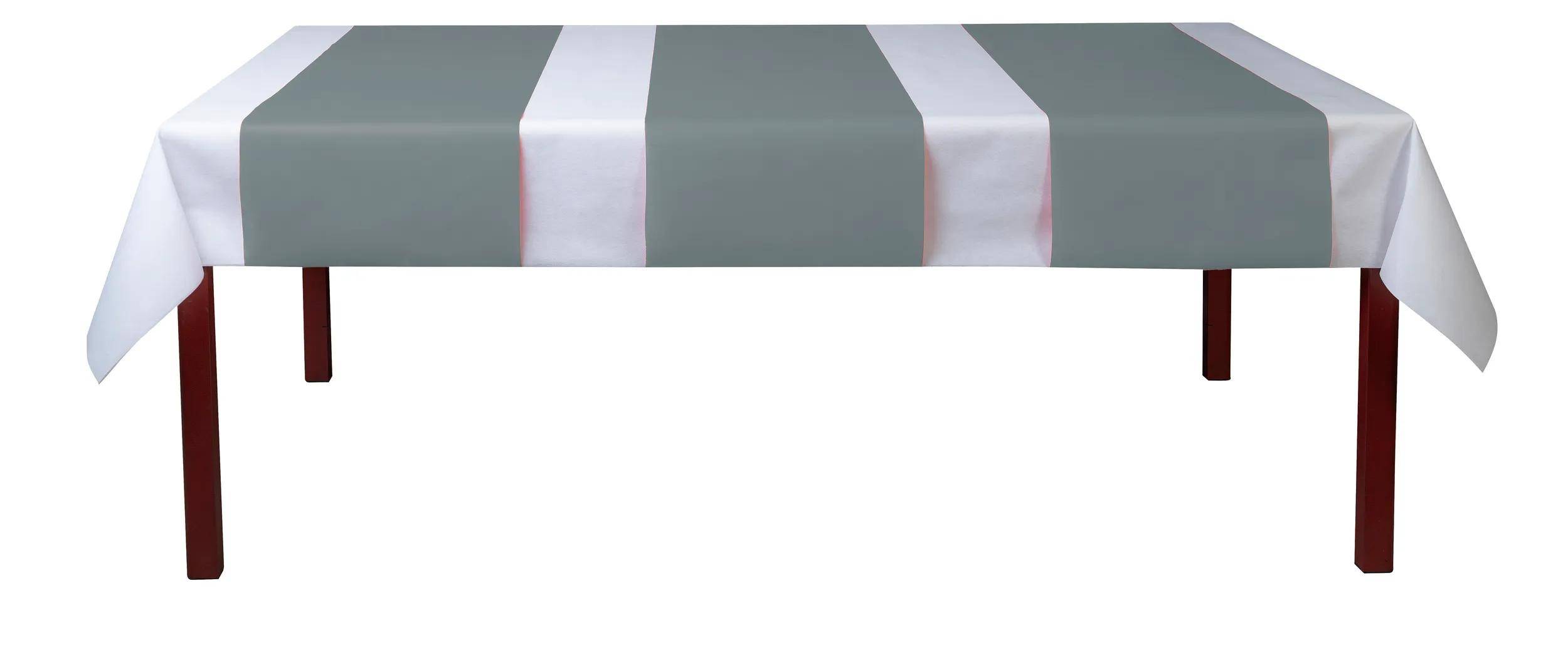 Ein Tisch mit einer grau-weiß gestreiften Tischdecke, mit einem breiten weißen Streifen, der vertikal über die Mitte verläuft.