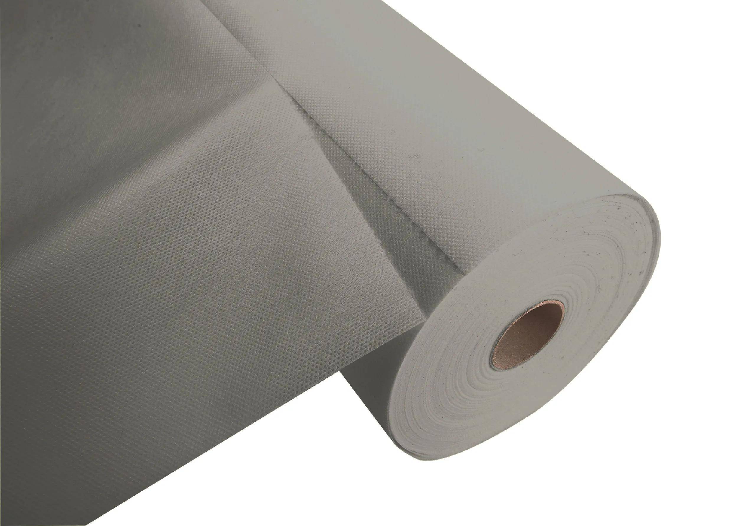 Eine Nahaufnahme einer großen Rolle aus weißem Stoff oder Papier, teilweise abgerollt, die ihre Textur und Dicke zeigt.