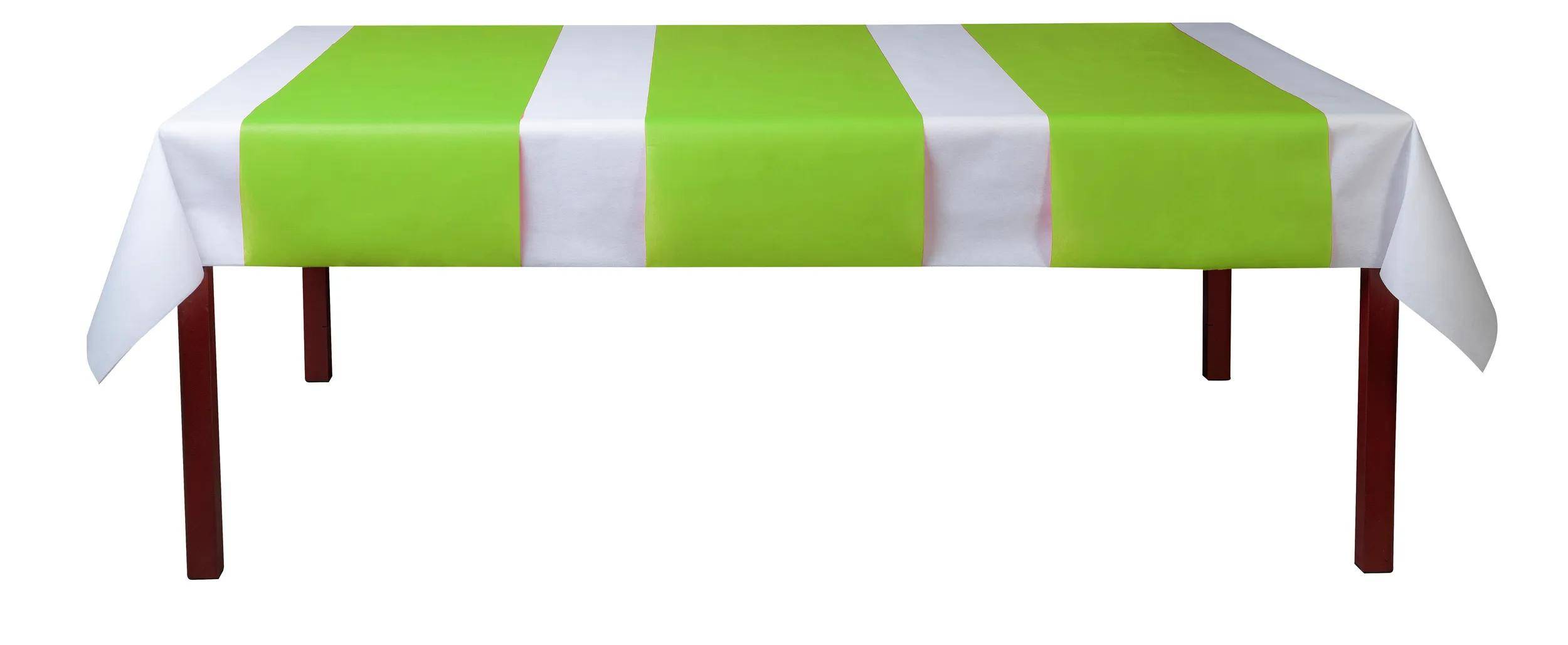 Ein Tisch, der mit einer grün und weiß gestreiften Tischdecke bedeckt ist.