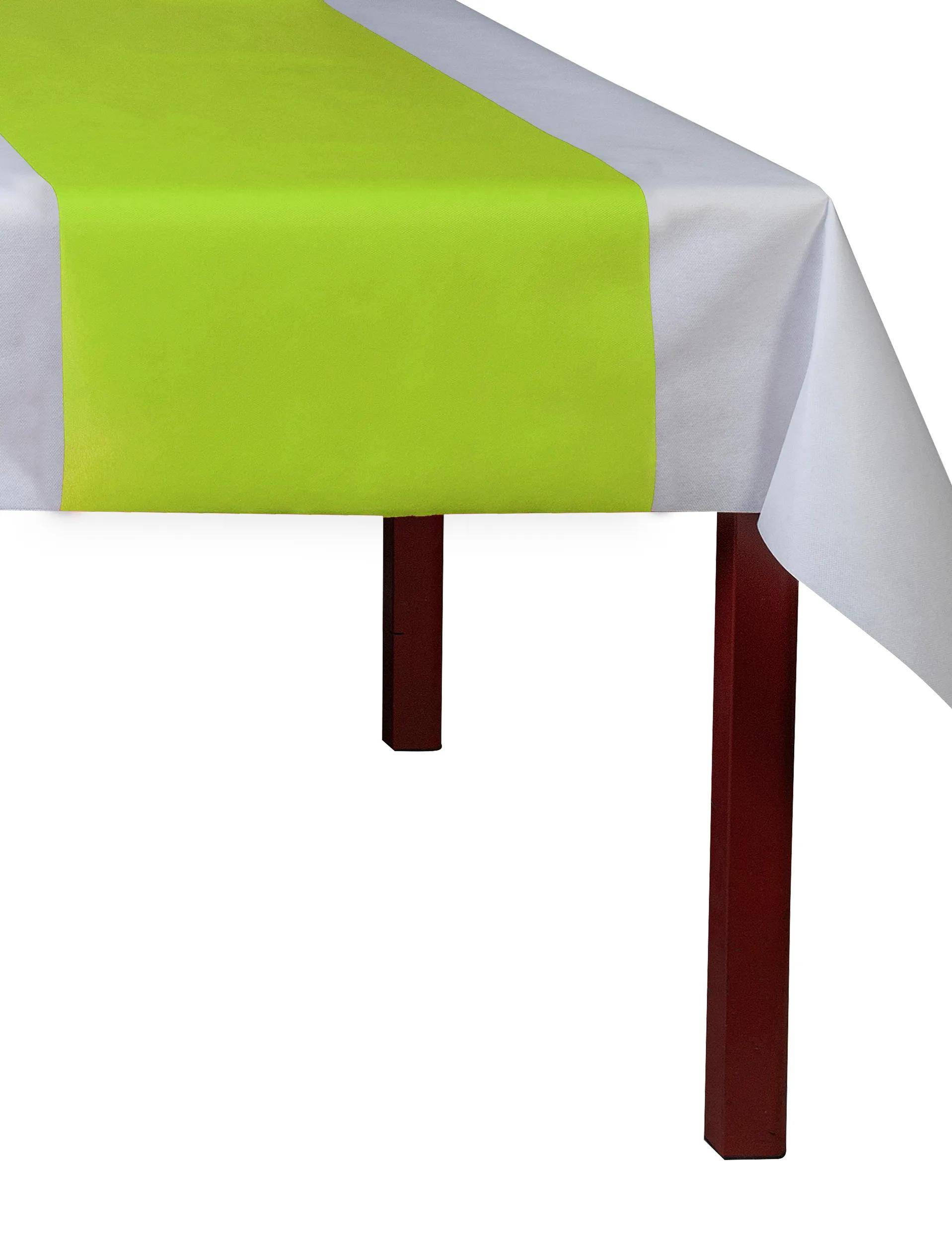 Ein Tisch mit einem leuchtend grünen Läufer über einer weißen Tischdecke, gestützt durch rote Beine, vor einem weißen Hintergrund dargestellt.