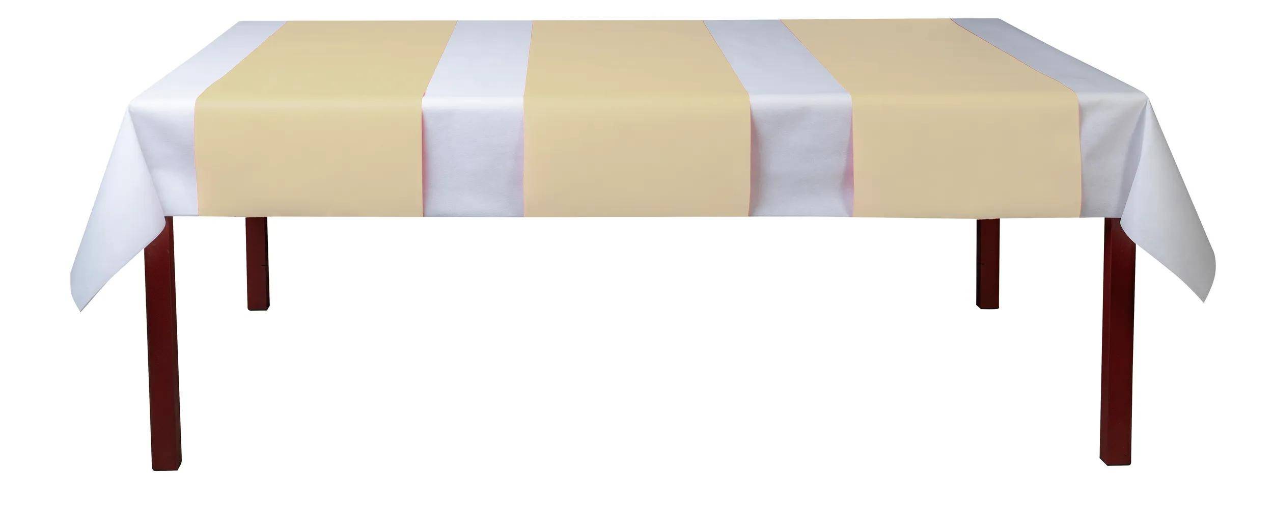 Ein Tisch mit einem weißen Mittelläufer auf einer beigen Tischdecke.