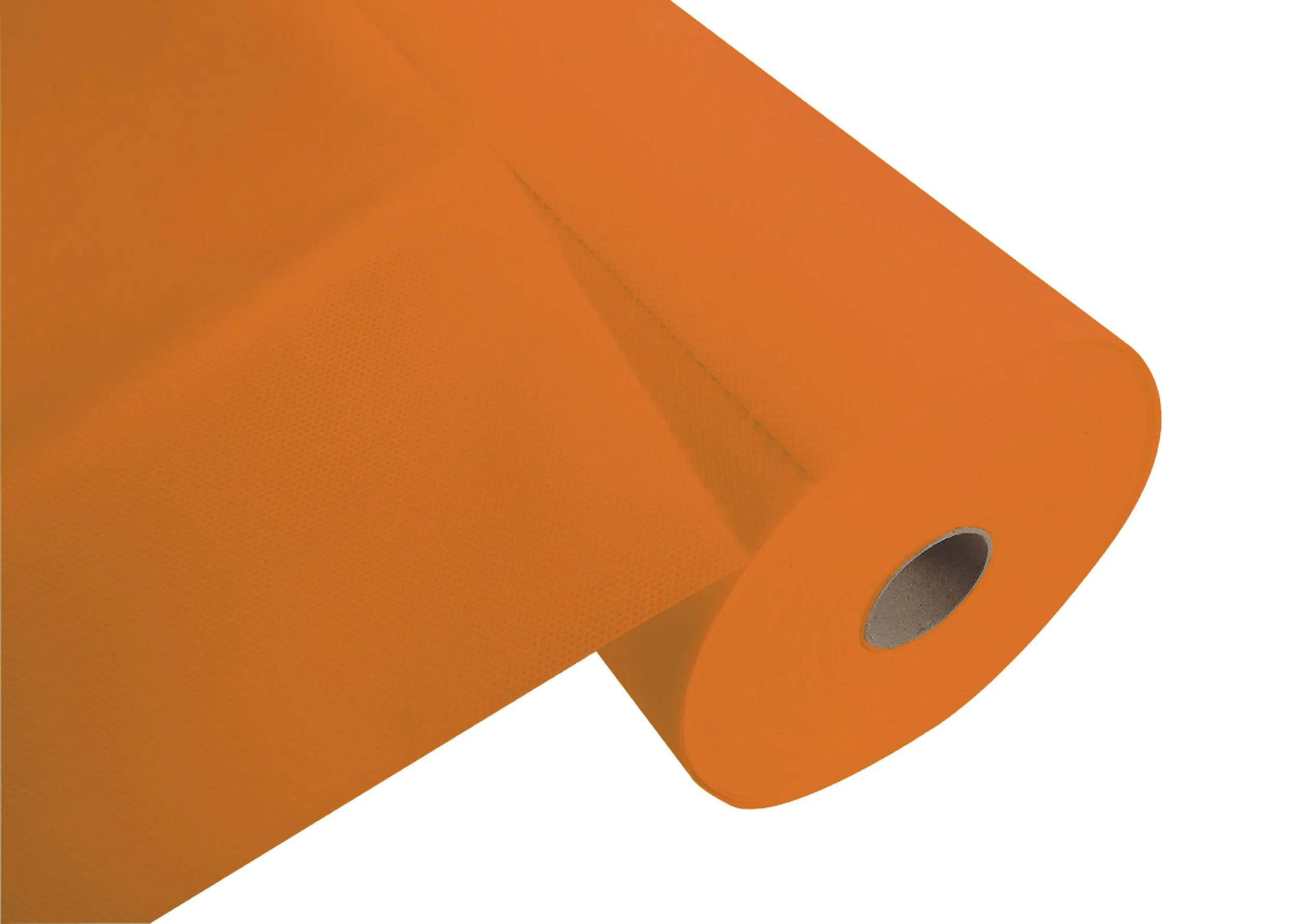 Eine orangefarbene Stoffrolle ist teilweise abgewickelt und zeigt ihre Textur.