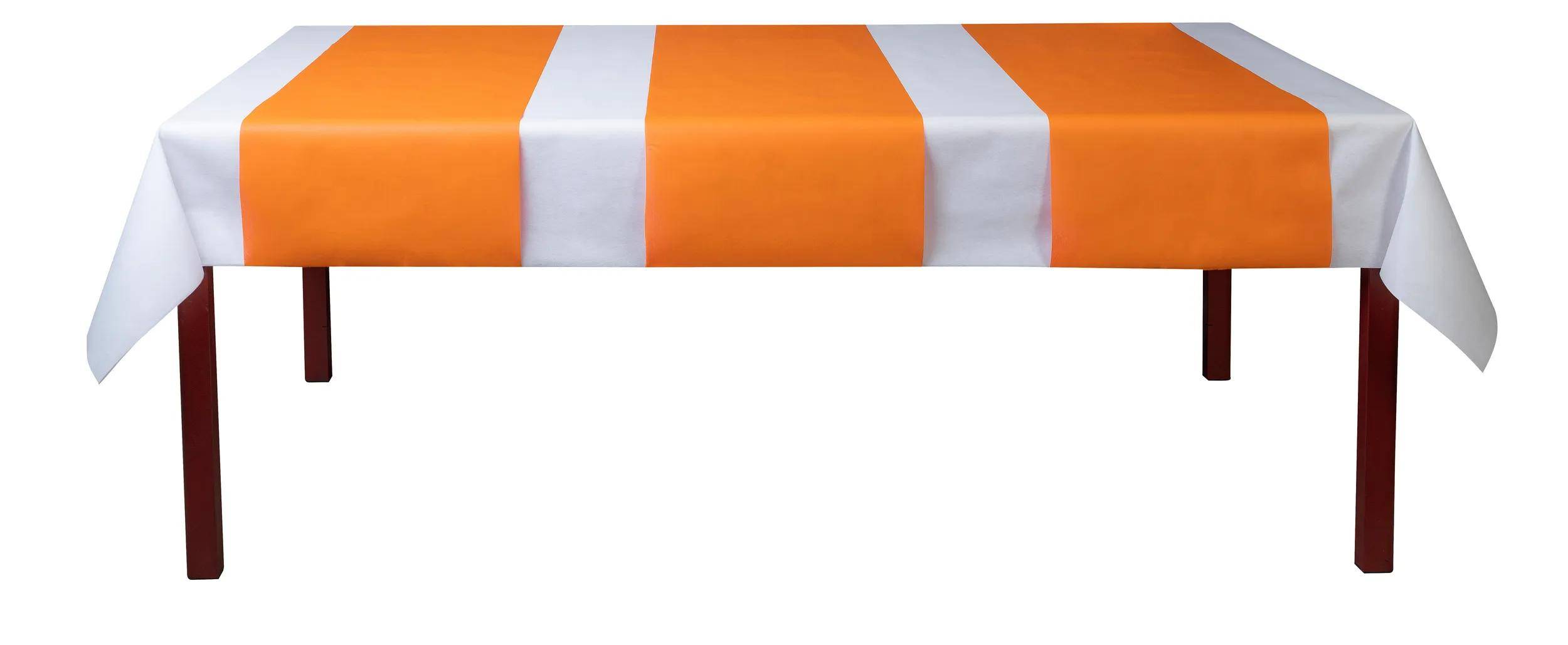 Weiß-orange gestreiftes Tischtuch, das einen rechteckigen Tisch bedeckt.
