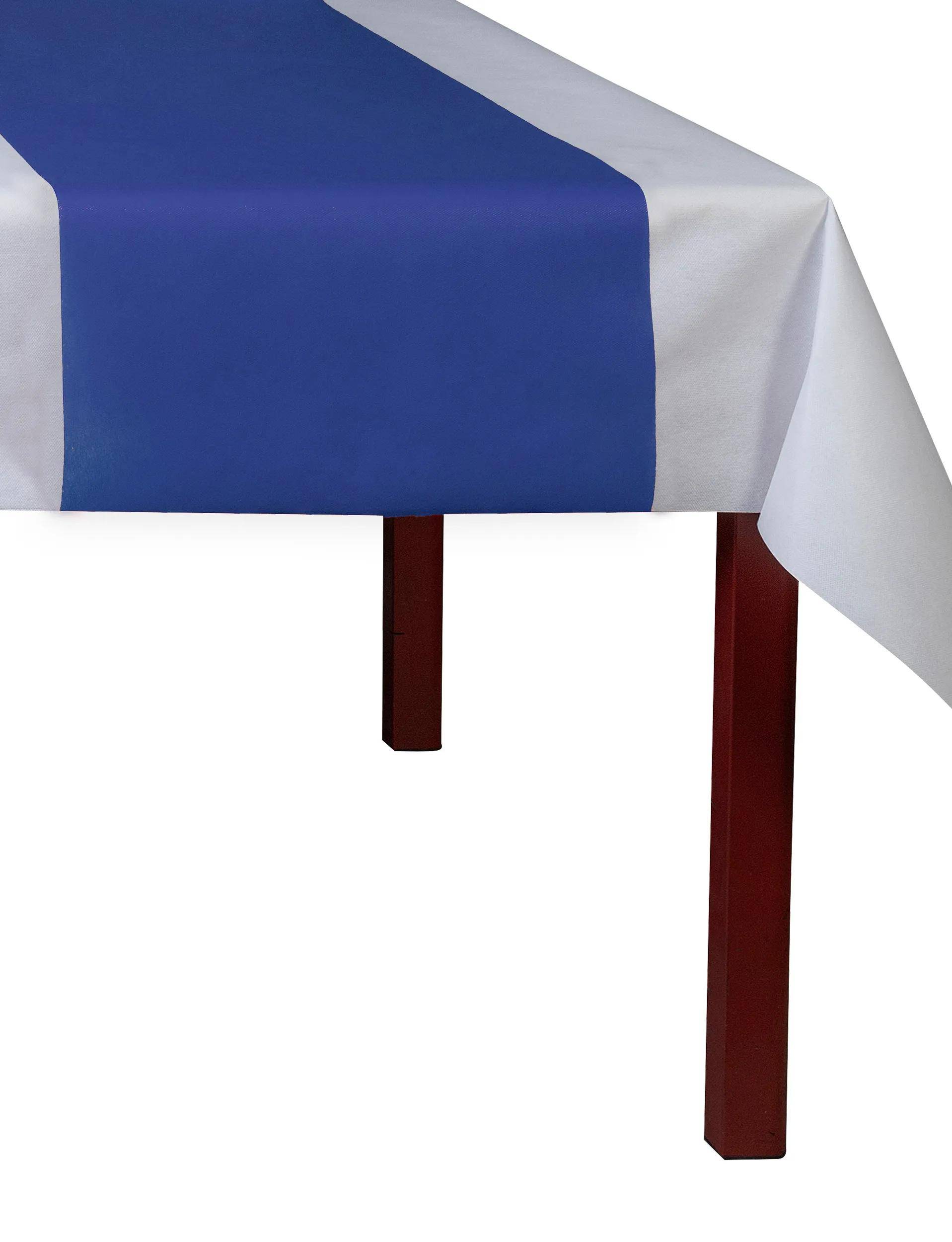 Ein weißes Tischtuch mit einem senkrechten blauen Streifen ist über einem rötlich-braunen Tisch drapiert, wobei eine Ecke und ein Teil eines Tischbeins sichtbar sind.