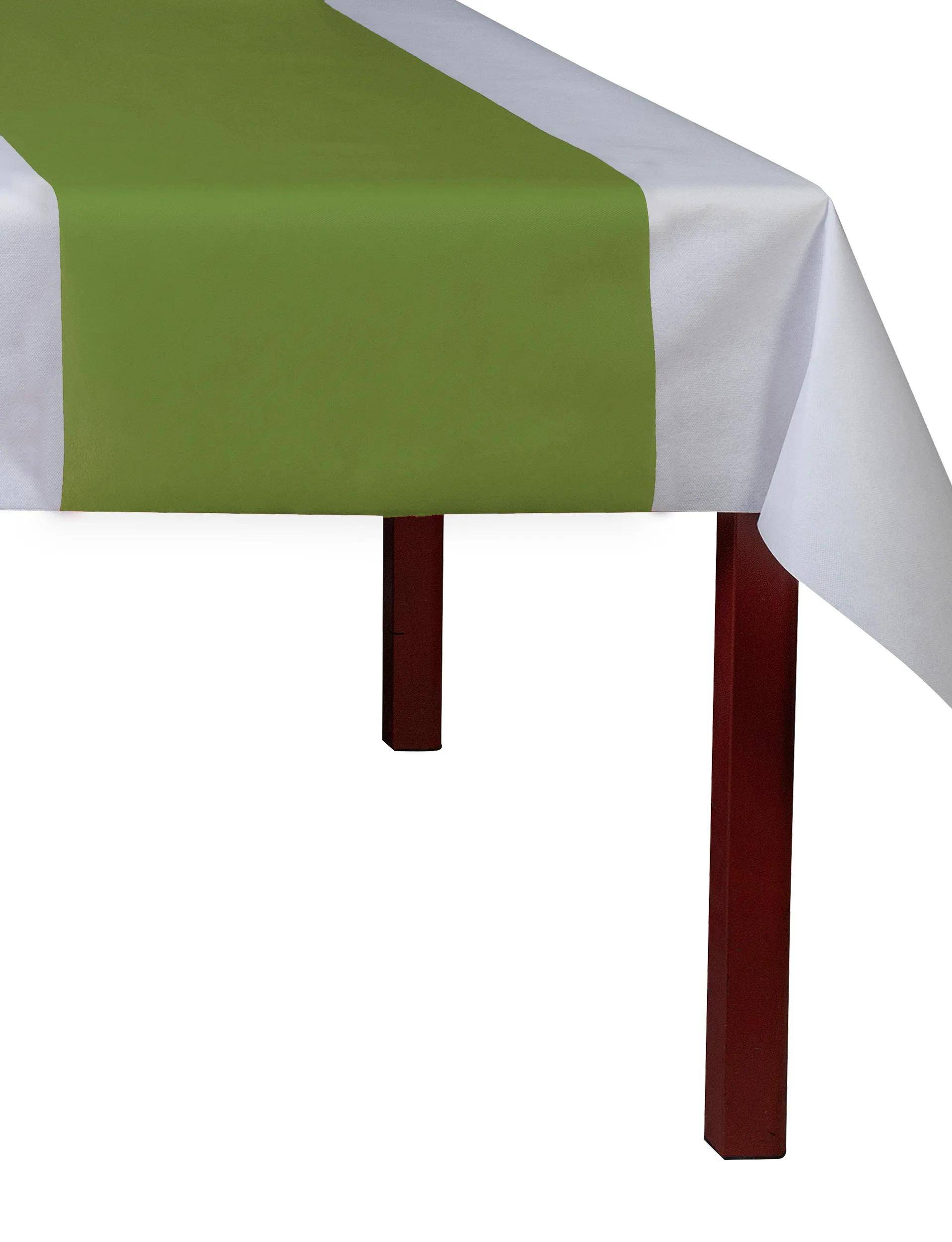 Ein roter Tisch mit einer weißen Tischdecke, auf der ein grüner Läufer liegt.